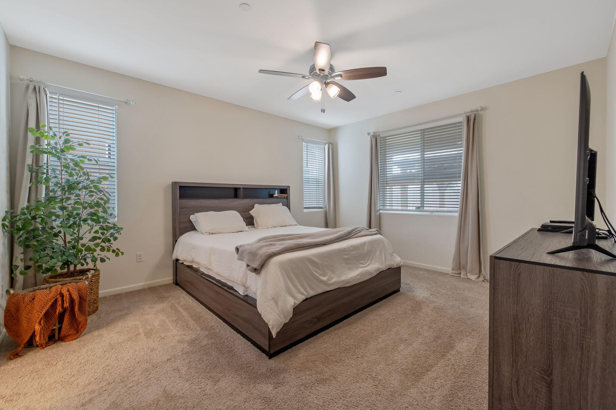 3159 Manchester St, Tulare, CA 93274