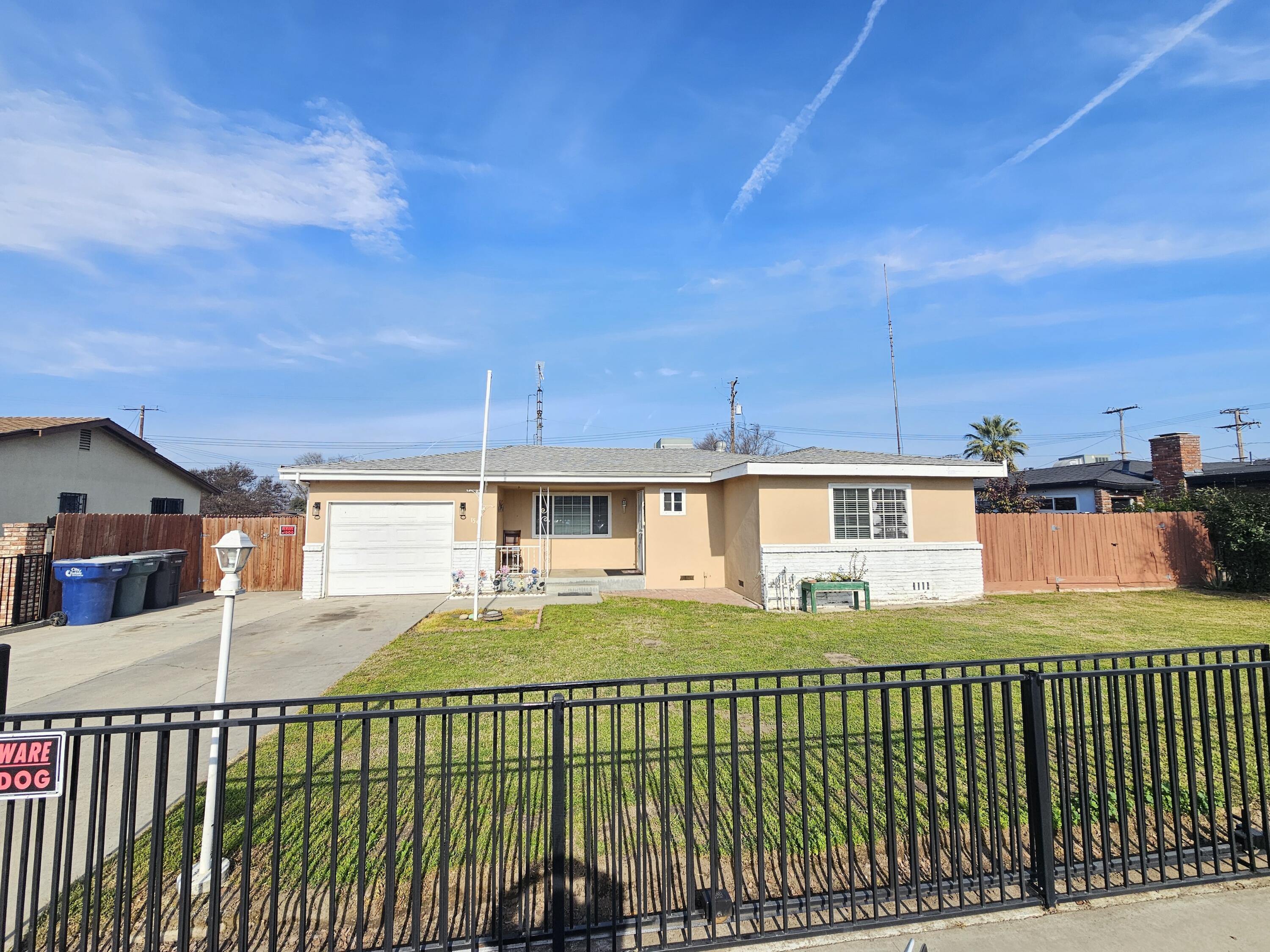 1544 E Bardsley Ave, Tulare, CA 93274