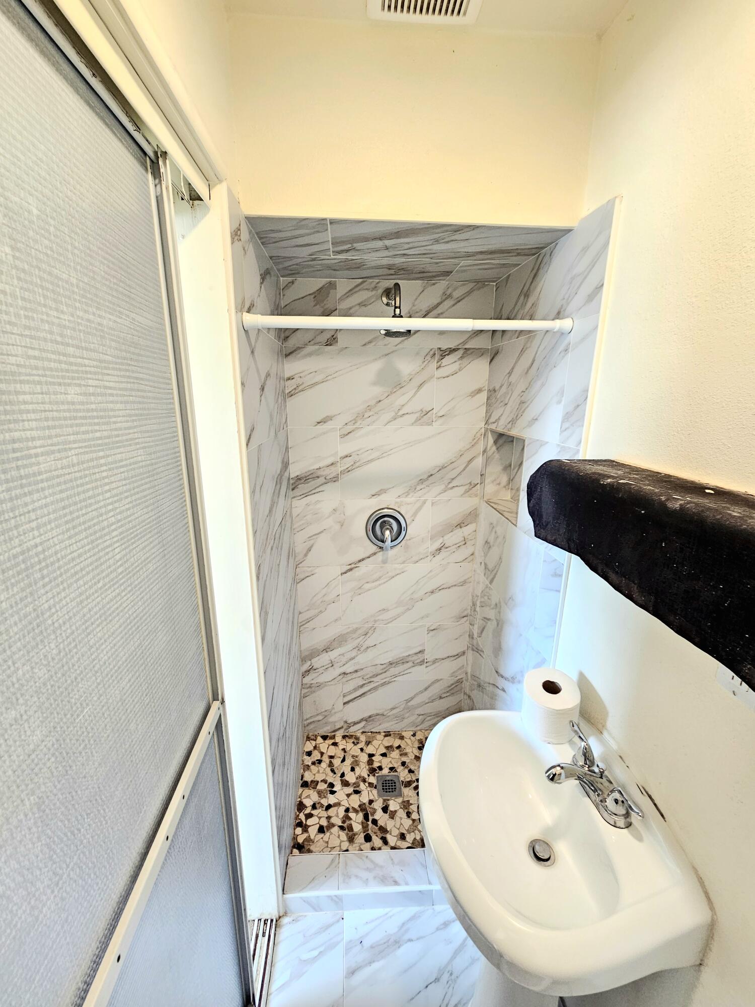 1544 E Bardsley Ave, Tulare, CA 93274