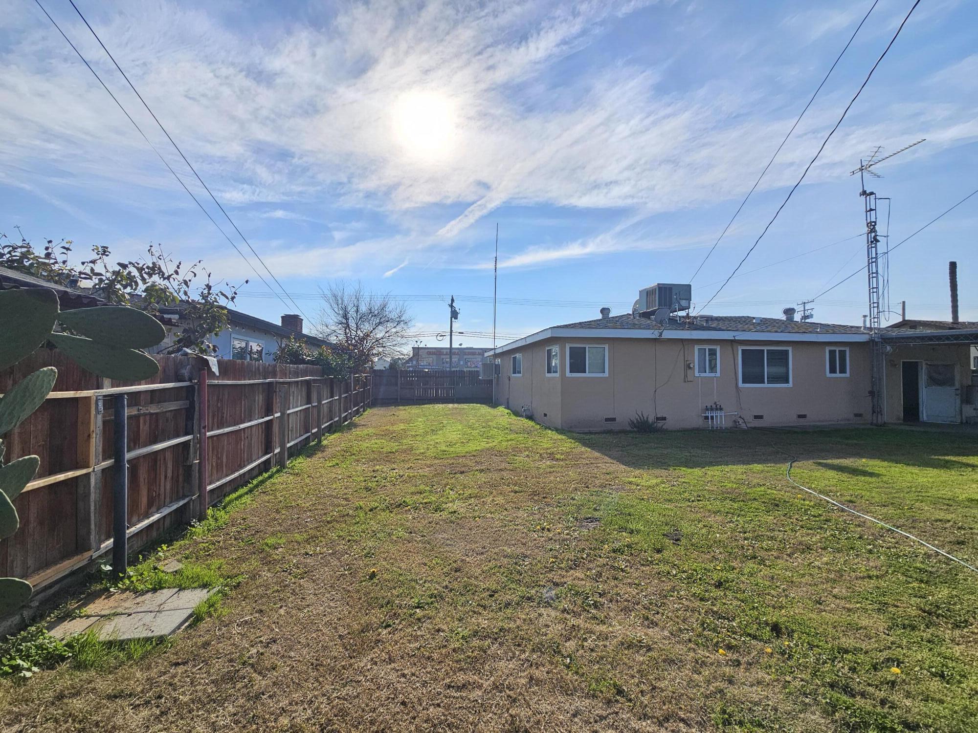 1544 E Bardsley Ave, Tulare, CA 93274