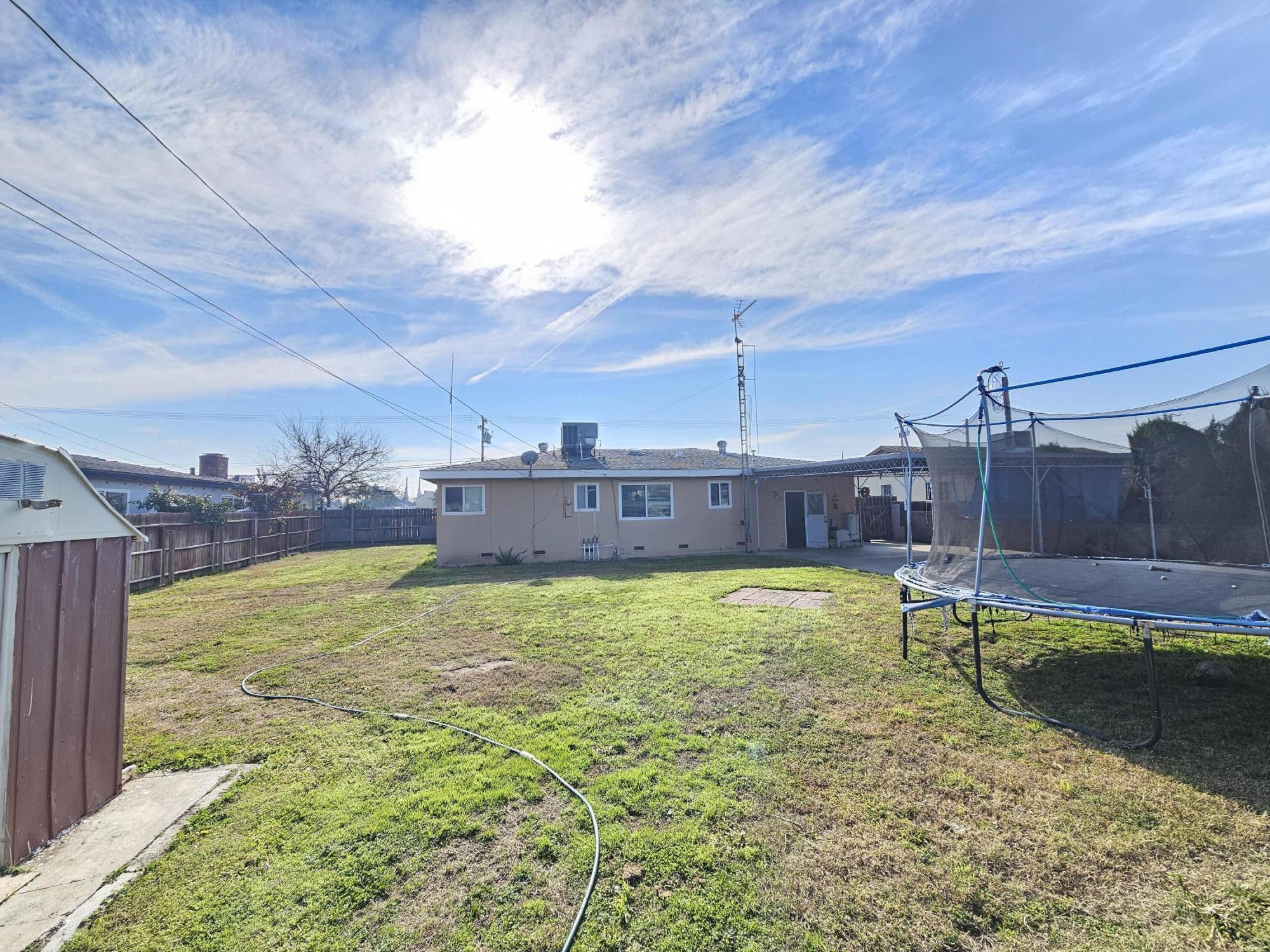 1544 E Bardsley Ave, Tulare, CA 93274