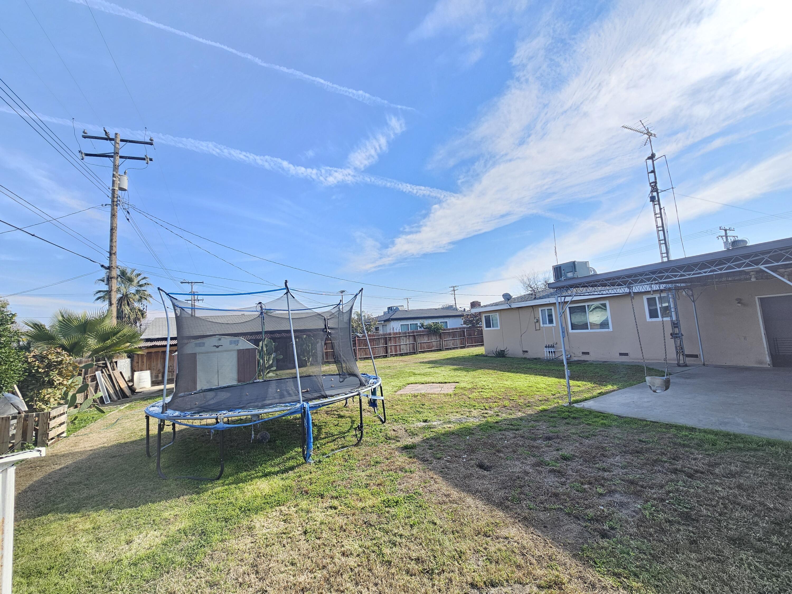 1544 E Bardsley Ave, Tulare, CA 93274