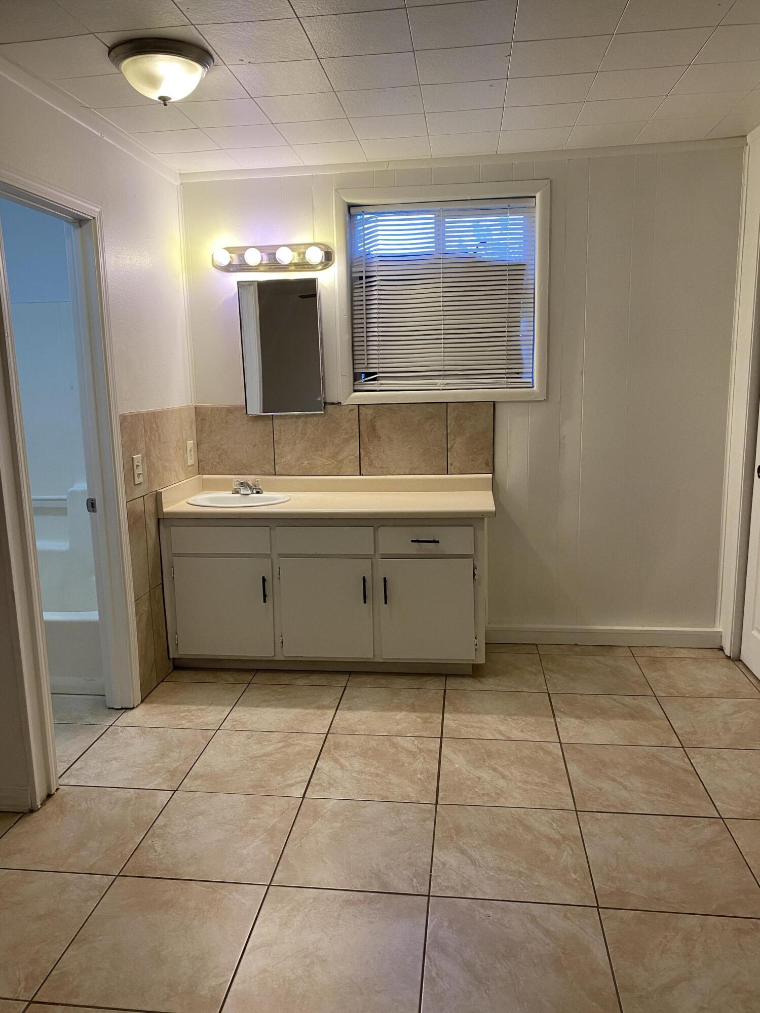 237 S C St, Exeter, CA 93221