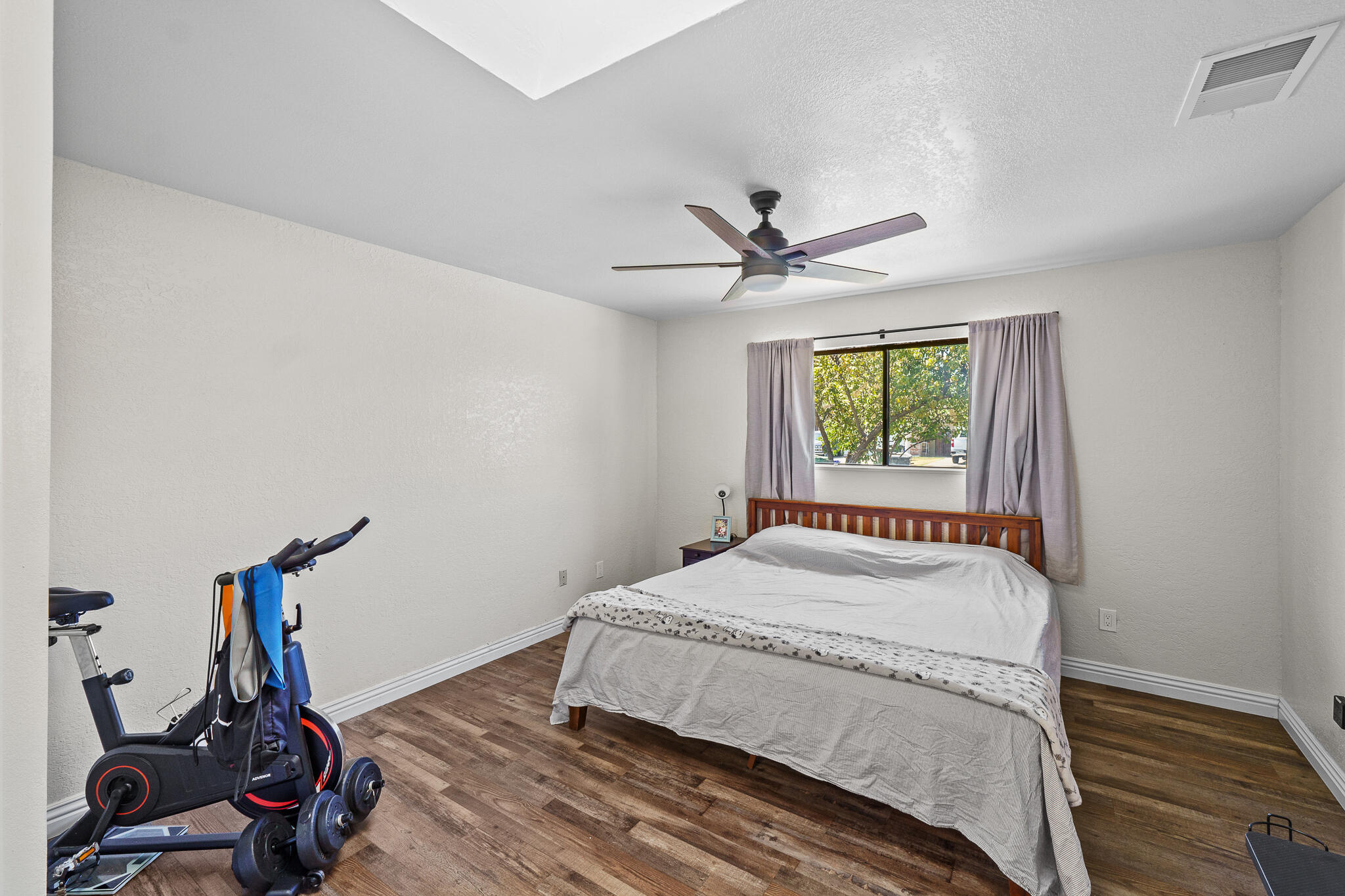 1076 N Beverly St, Porterville, CA 93257