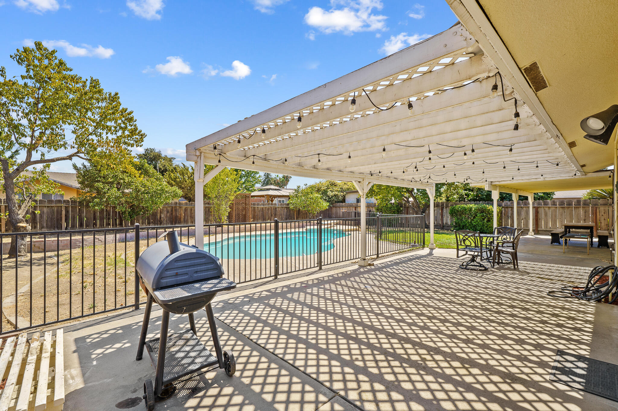 1076 N Beverly St, Porterville, CA 93257