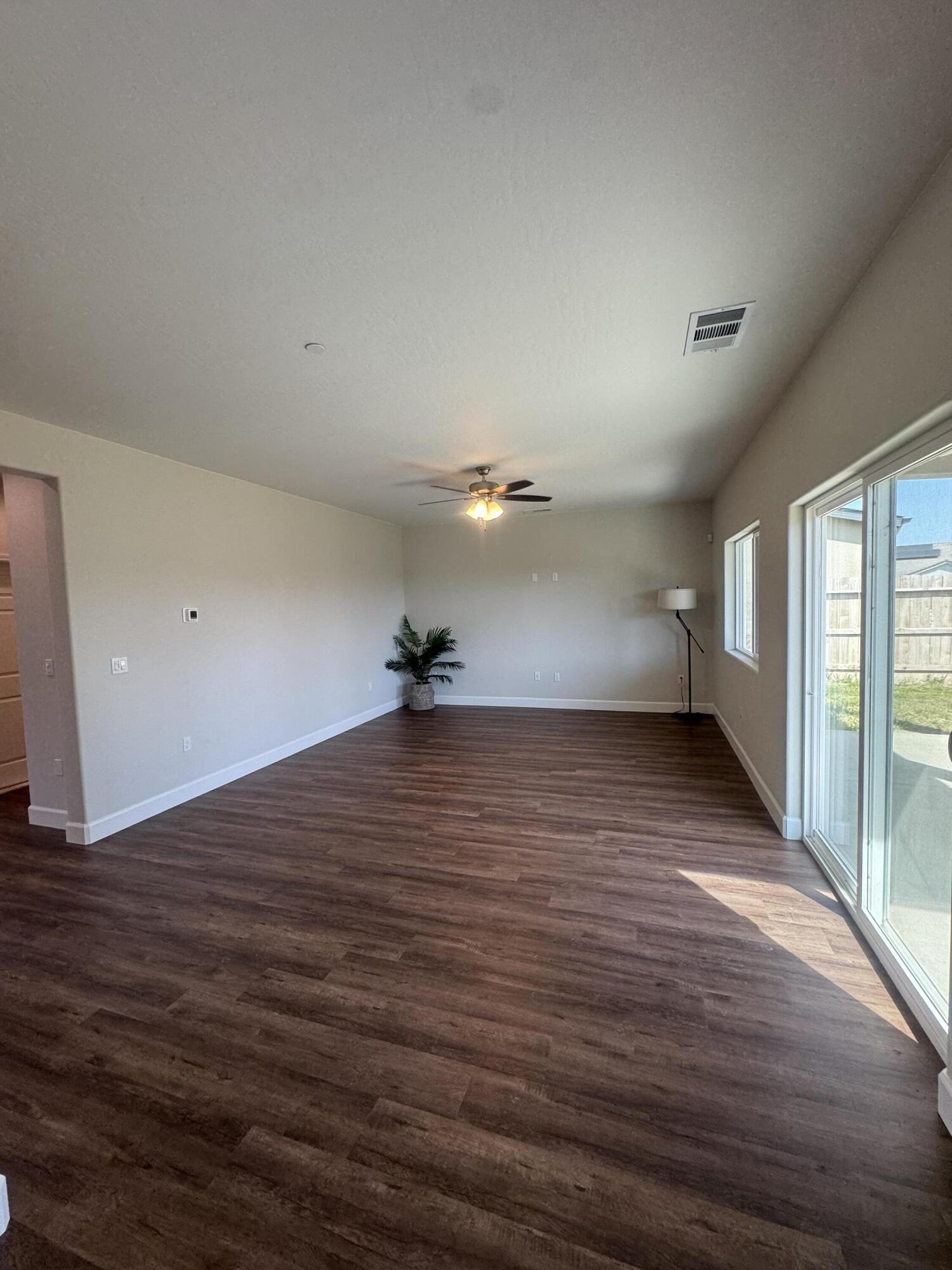 941 E Harter Dr, Visalia, CA 93292