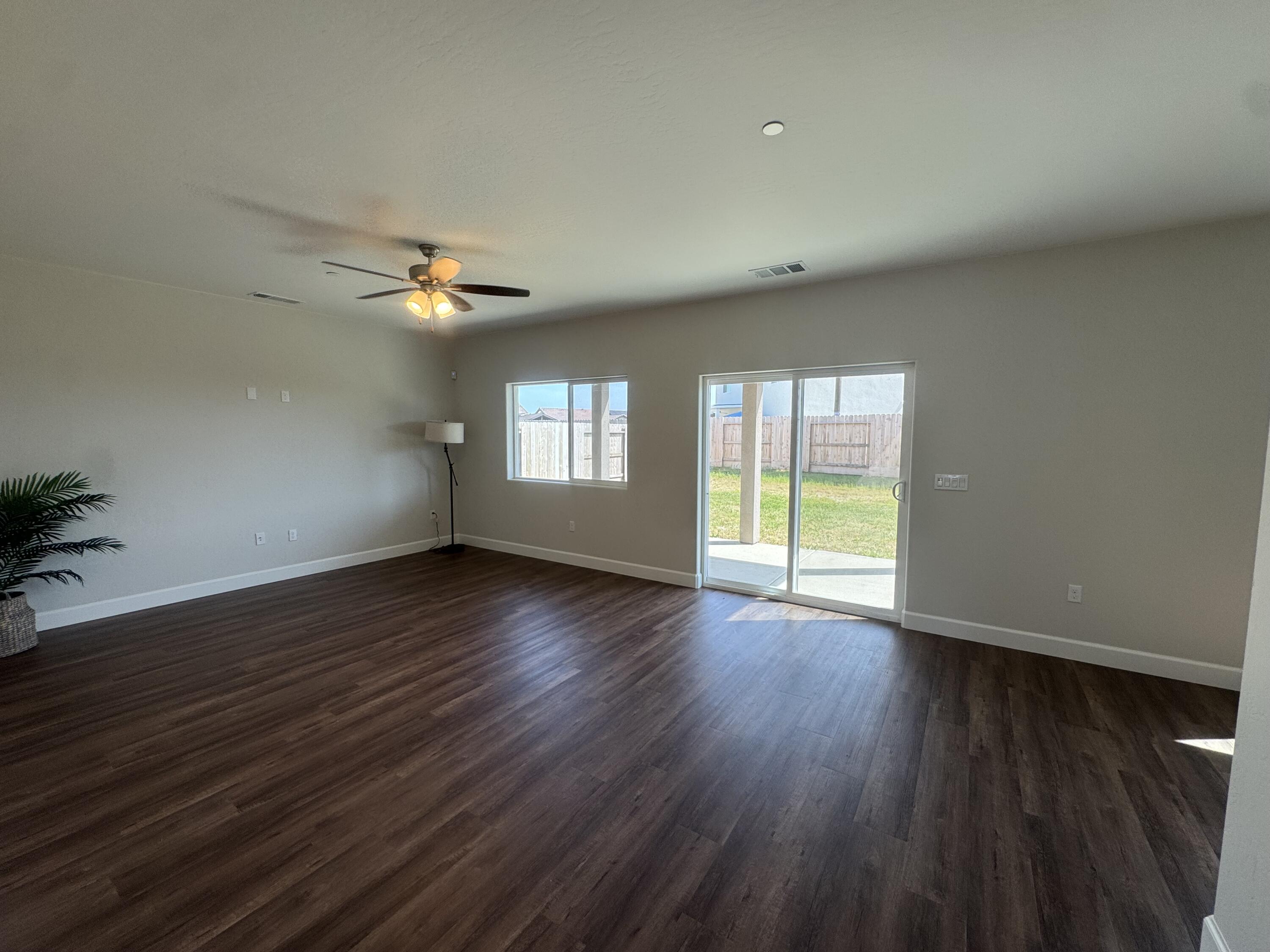 941 E Harter Dr, Visalia, CA 93292