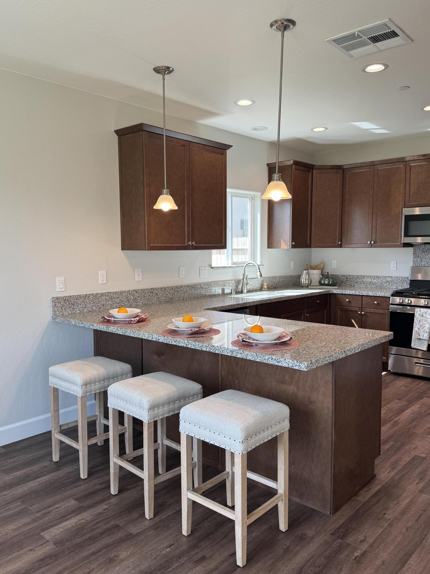 941 E Harter Dr, Visalia, CA 93292