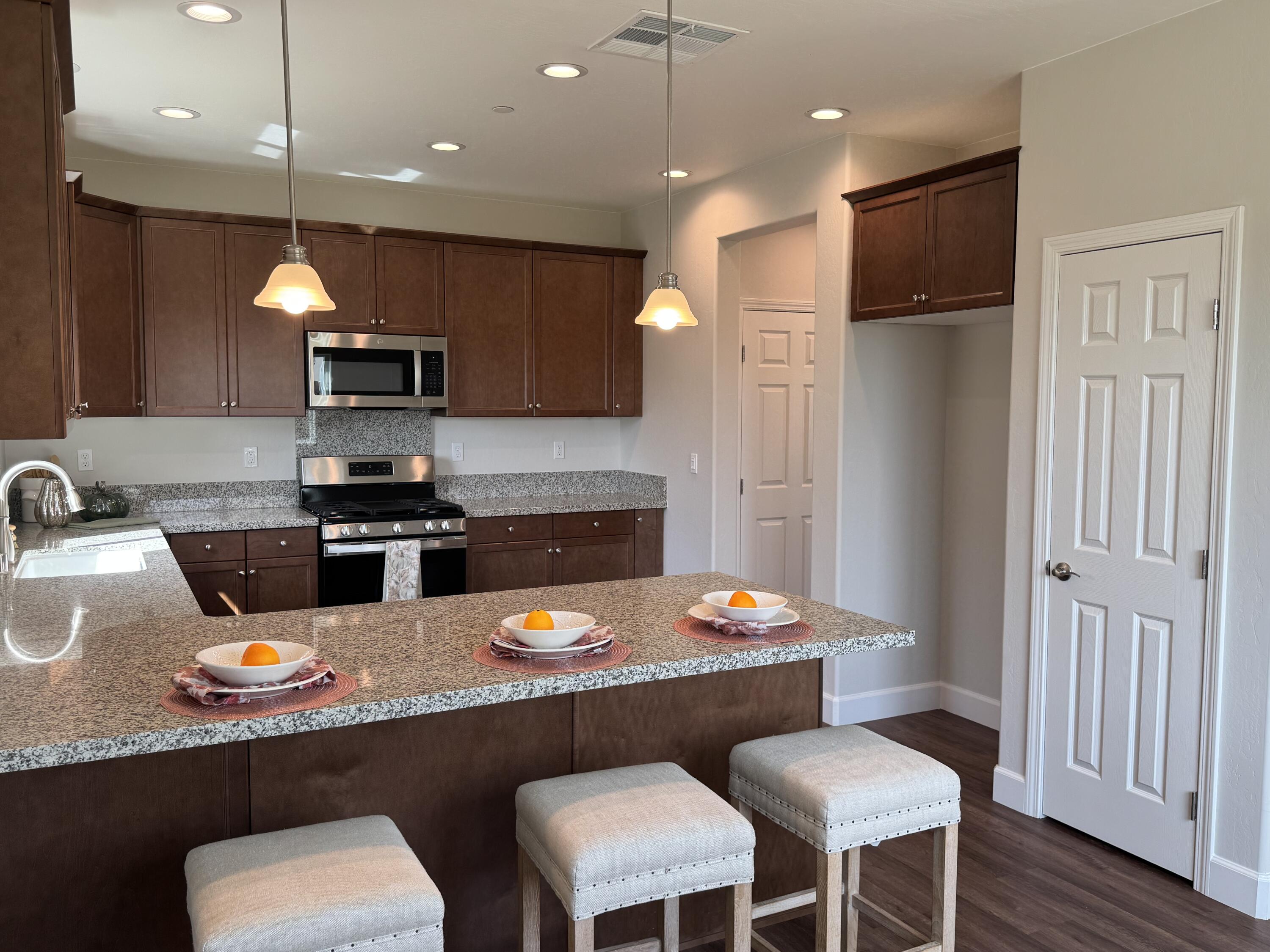 941 E Harter Dr, Visalia, CA 93292