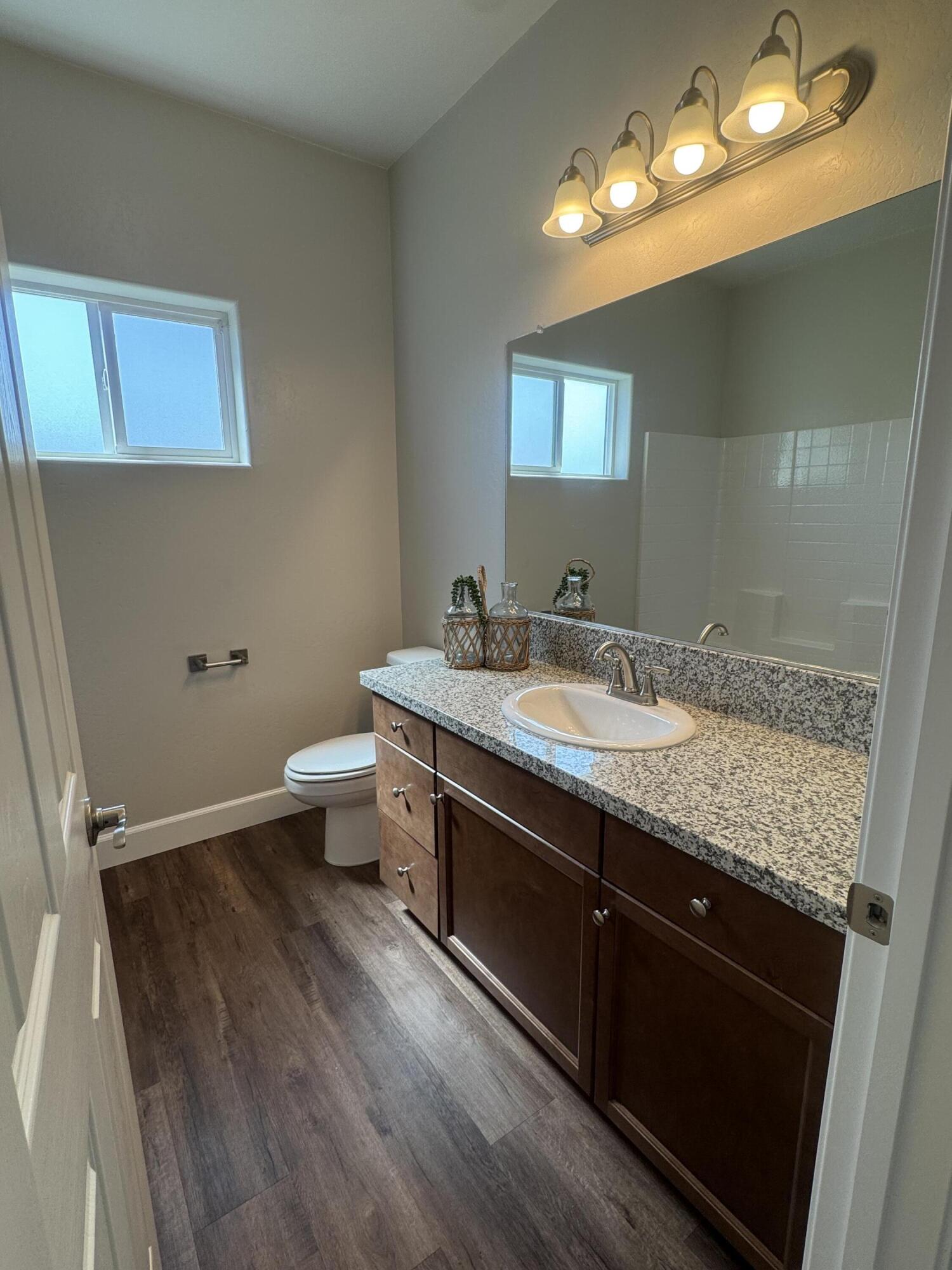 941 E Harter Dr, Visalia, CA 93292