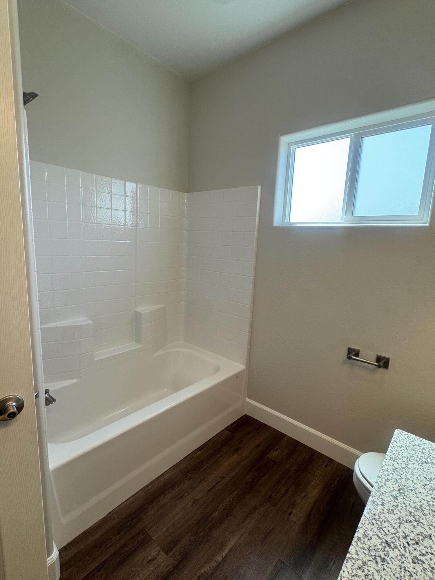 941 E Harter Dr, Visalia, CA 93292