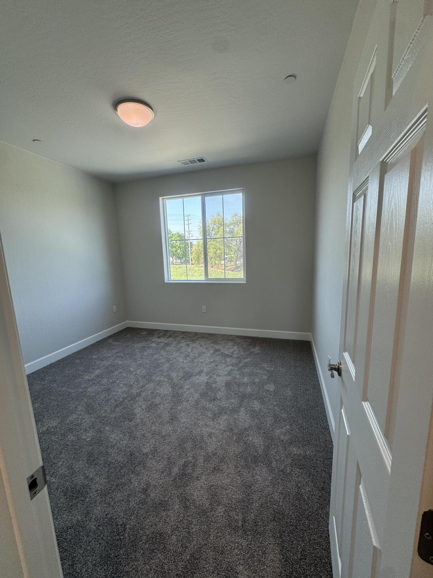 941 E Harter Dr, Visalia, CA 93292