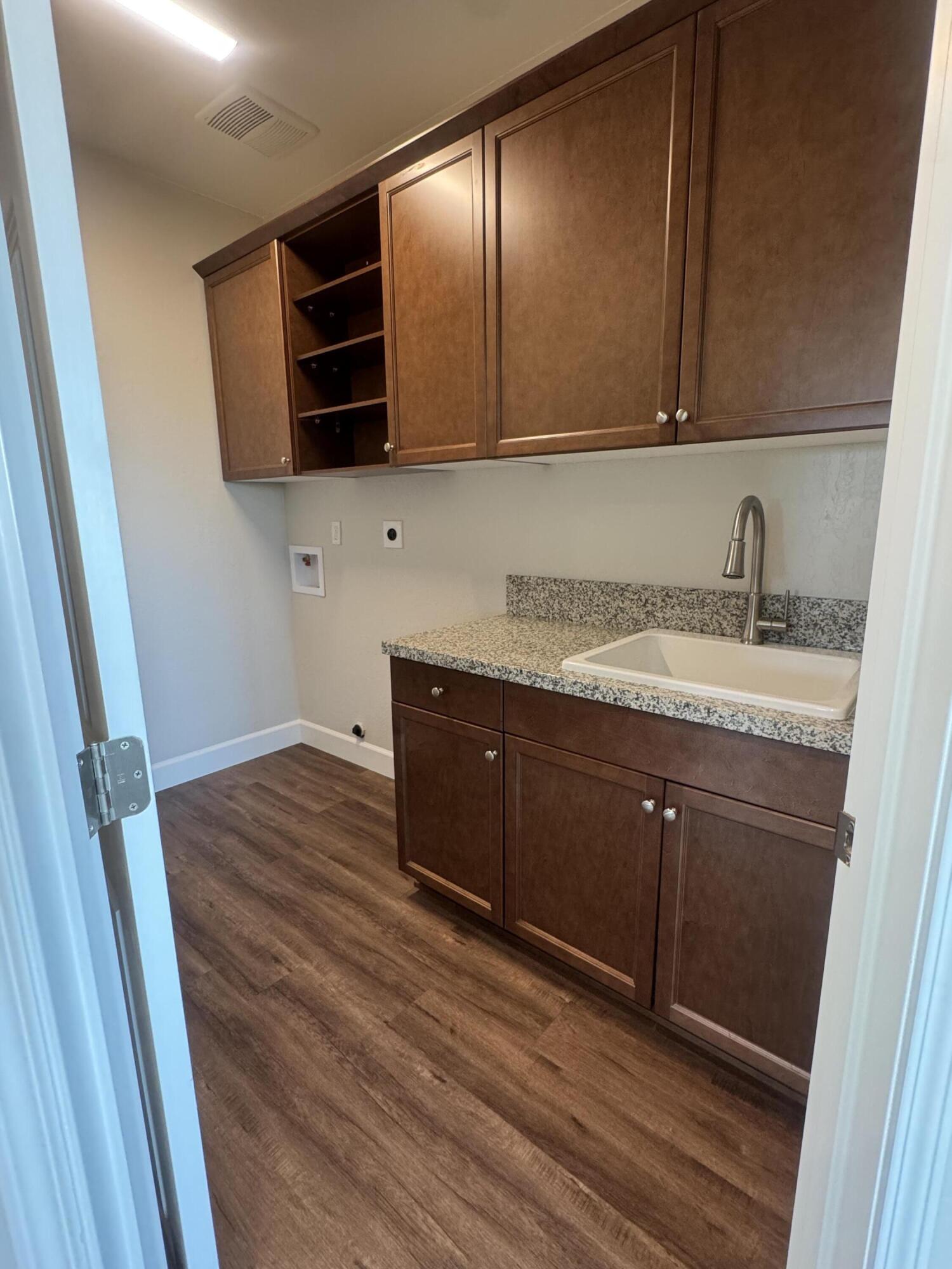 941 E Harter Dr, Visalia, CA 93292