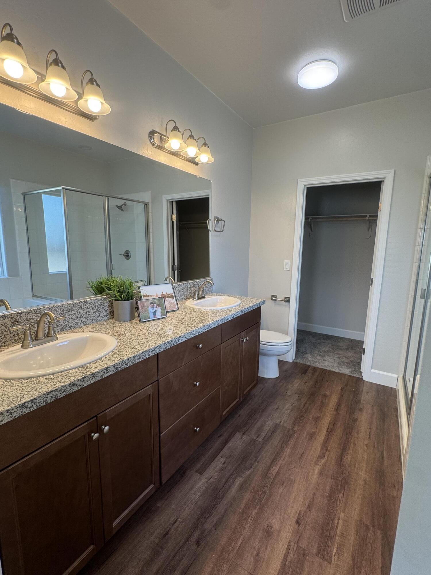 941 E Harter Dr, Visalia, CA 93292