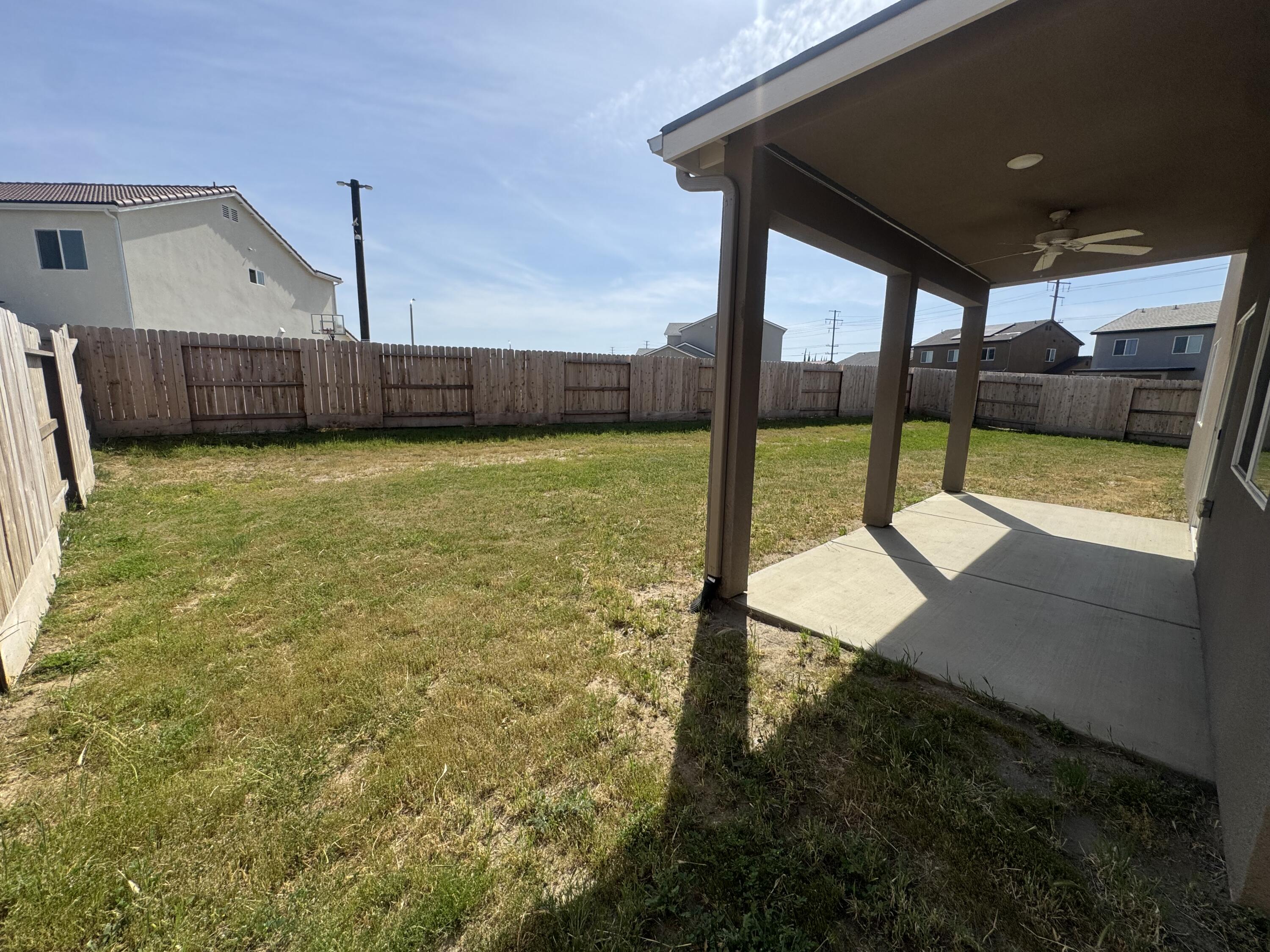 941 E Harter Dr, Visalia, CA 93292