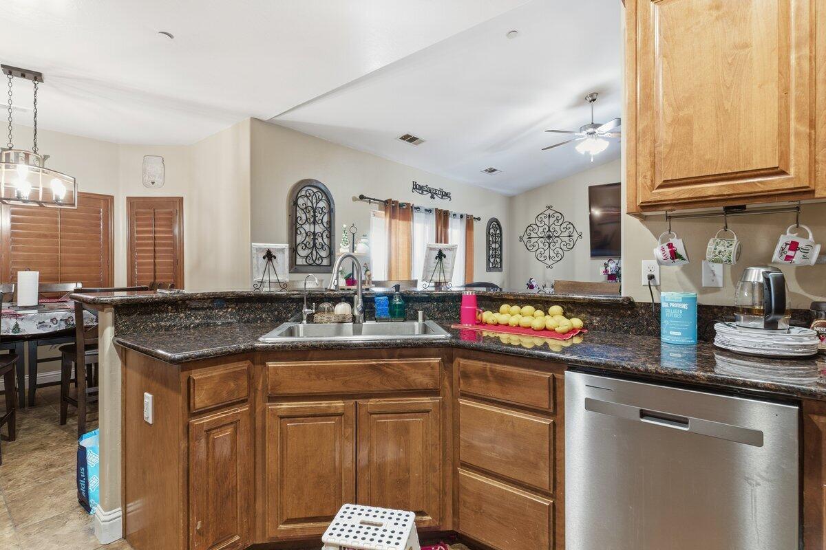 705 La Paz Ct, McFarland, CA 93250