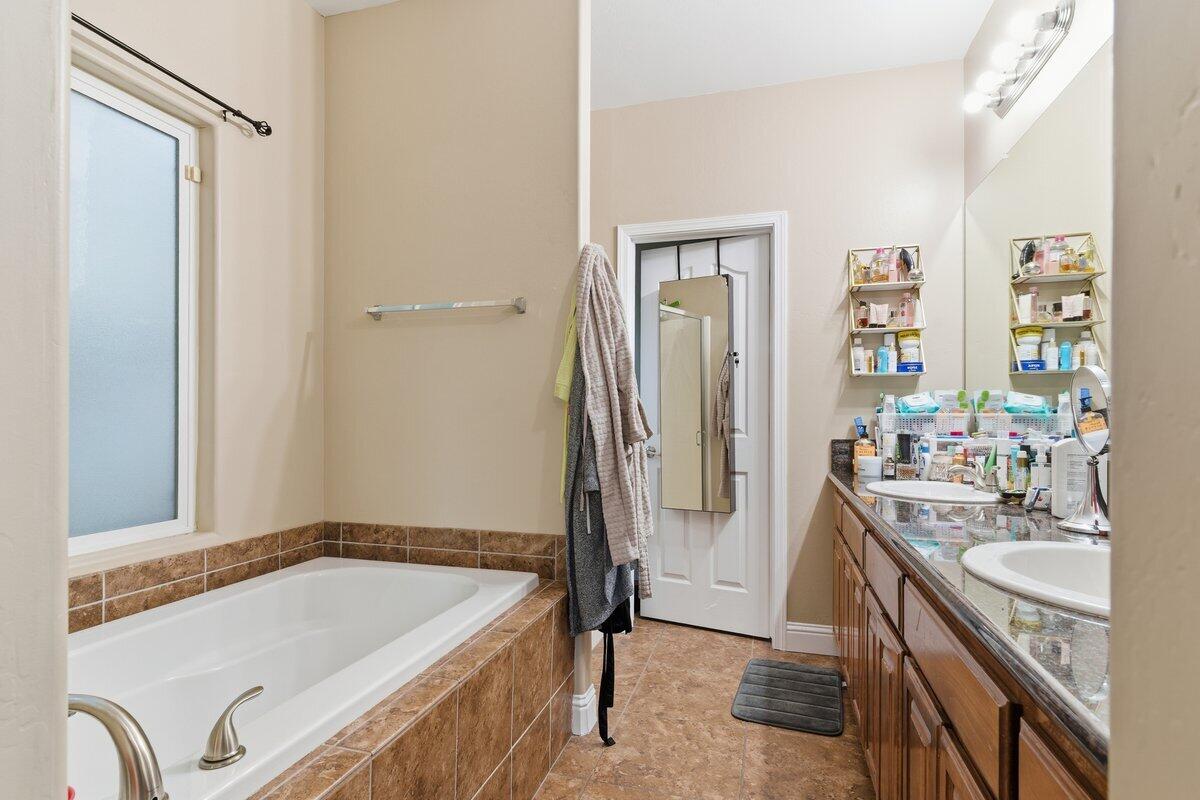 705 La Paz Ct, McFarland, CA 93250