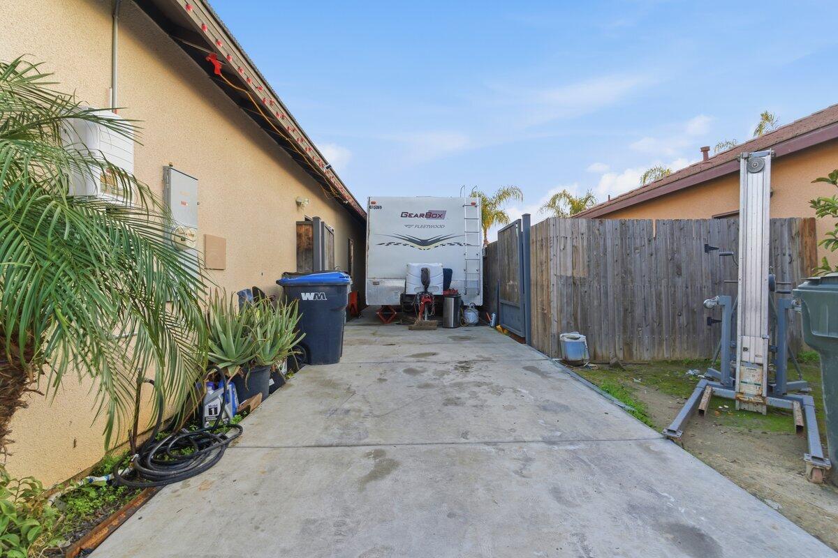 705 La Paz Ct, McFarland, CA 93250