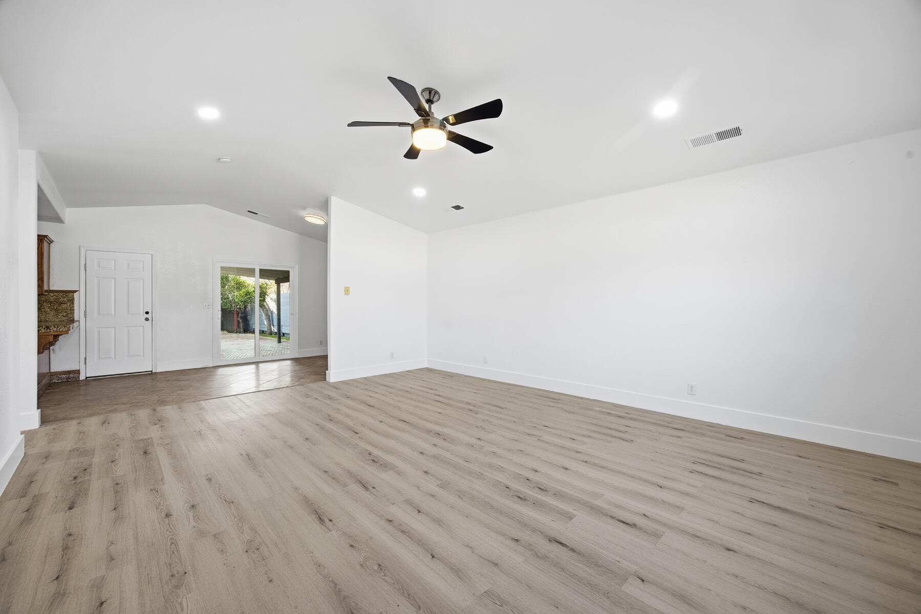 306 E Tulare Rd, Lindsay, CA 93247