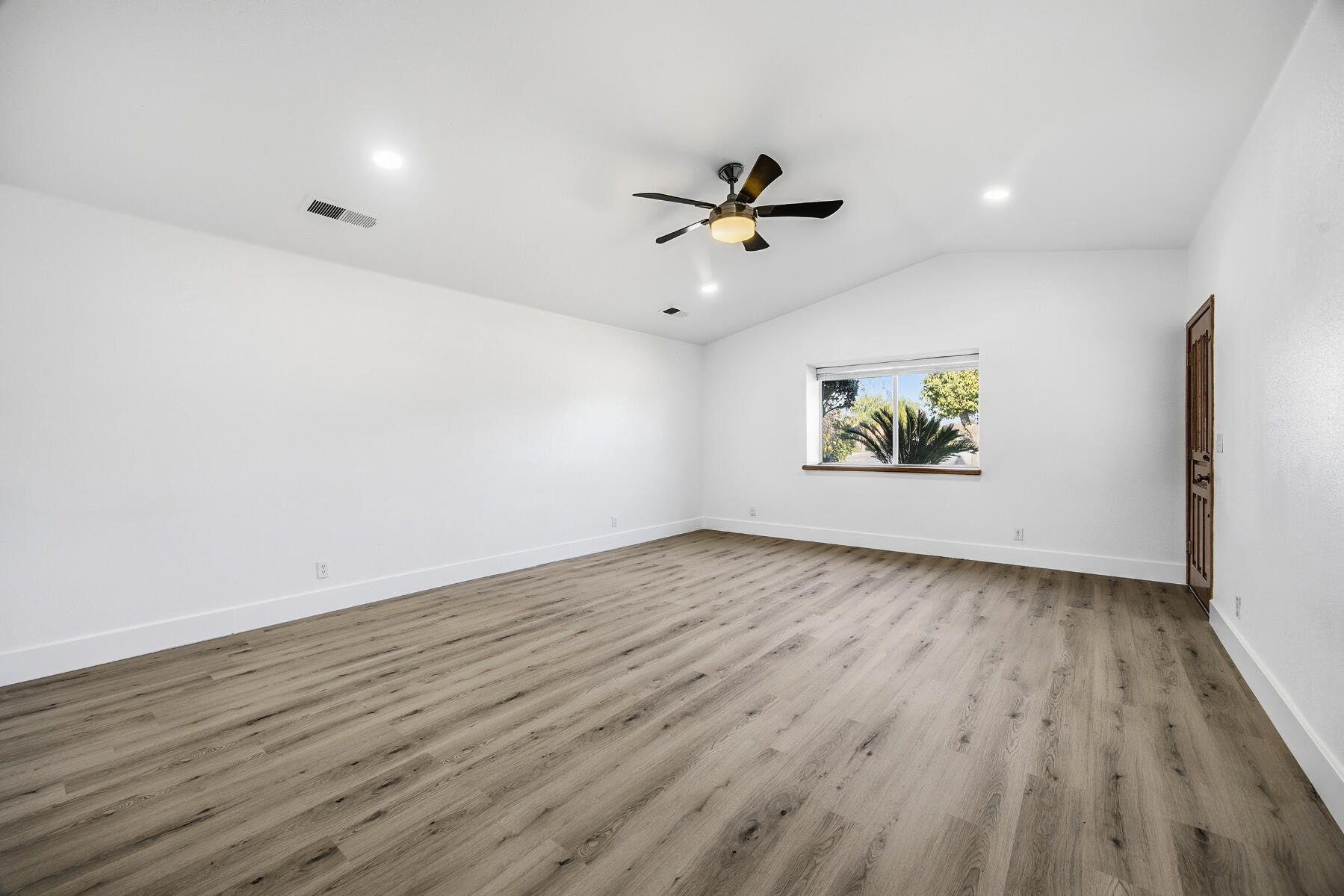 306 E Tulare Rd, Lindsay, CA 93247