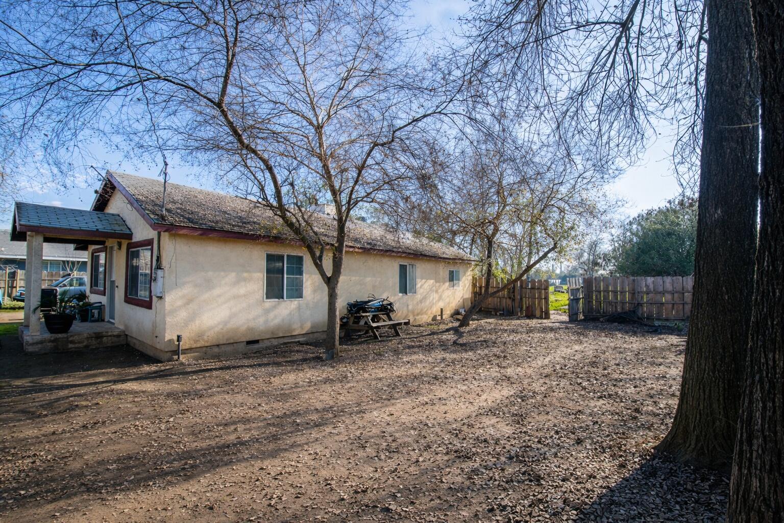 1360 E Fir St, Lindsay, CA 93247