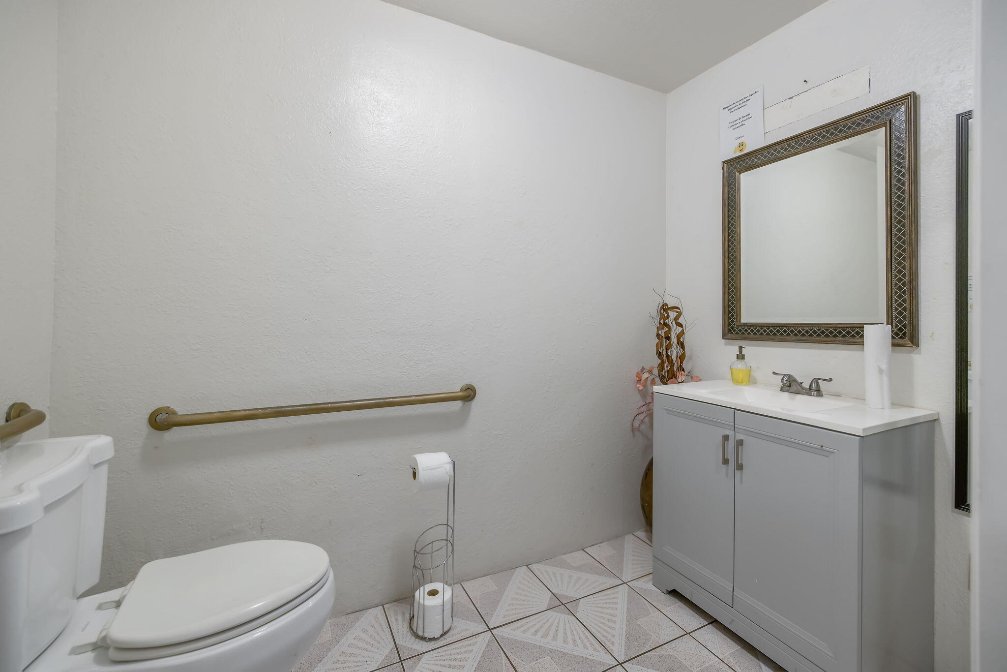 143 E Tulare Ave, Tulare, CA 93274