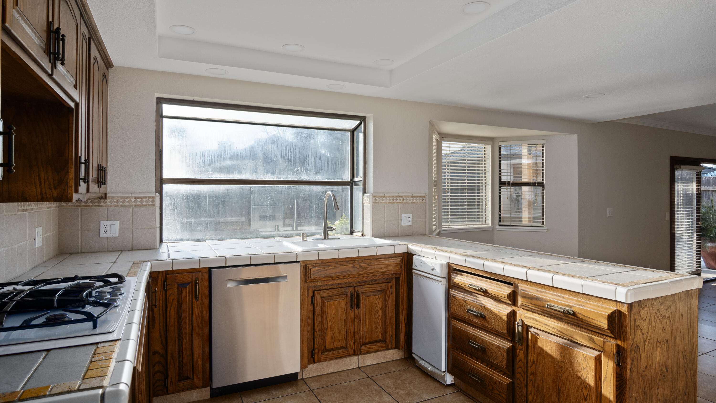 1350 N Lindale Pl, Porterville, CA 93257