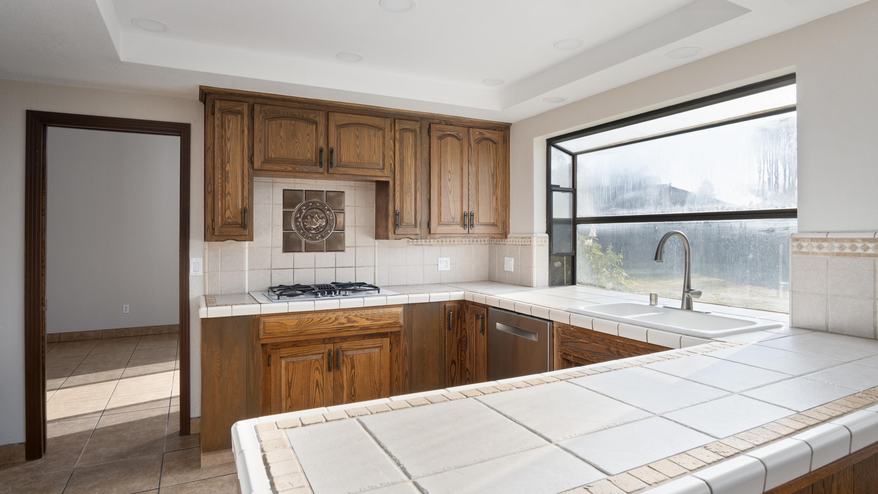 1350 N Lindale Pl, Porterville, CA 93257