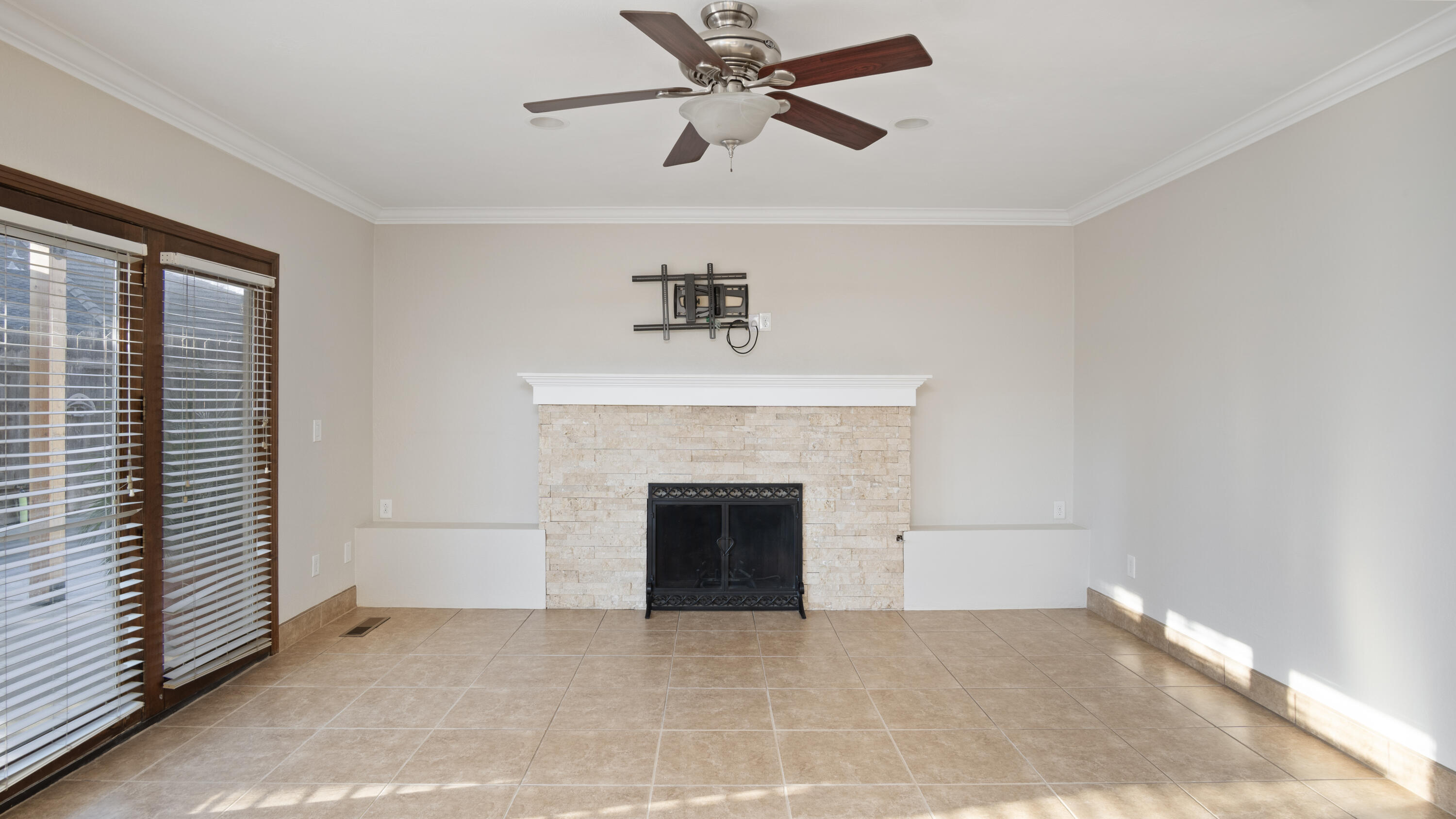 1350 N Lindale Pl, Porterville, CA 93257