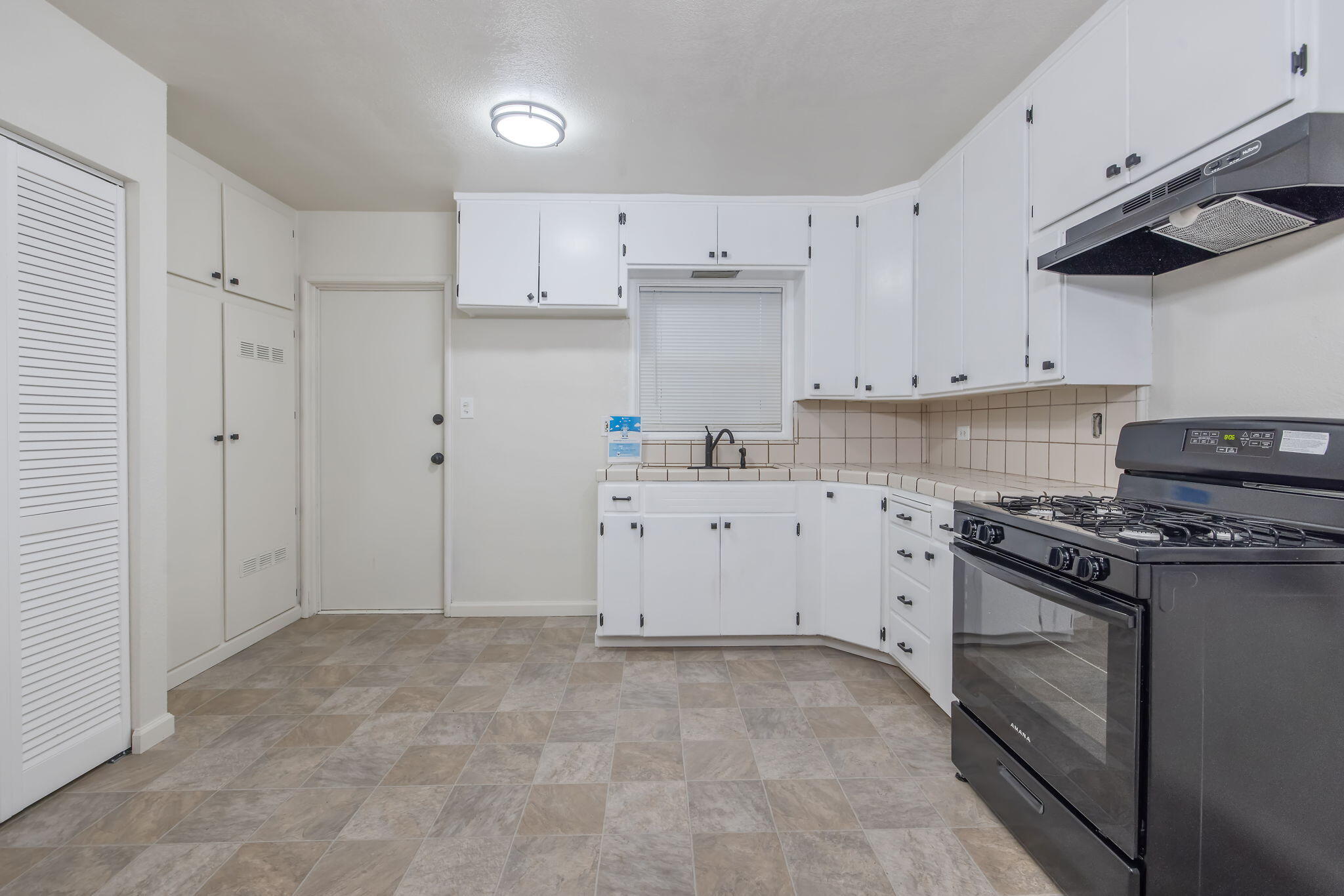 980 E Apricot Ave, Tulare, CA 93274