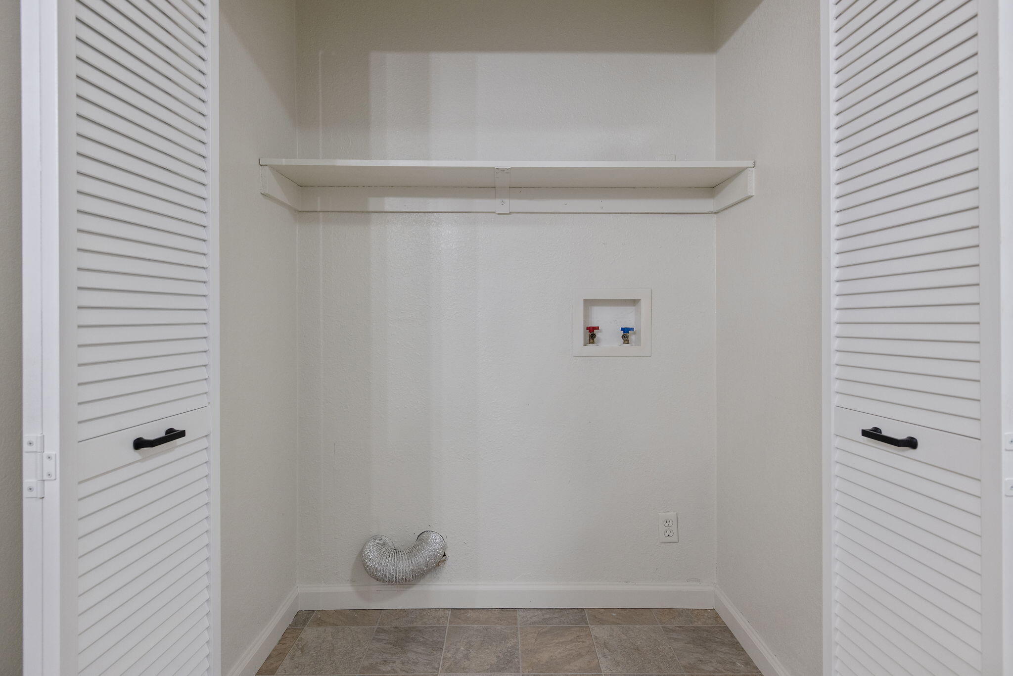 980 E Apricot Ave, Tulare, CA 93274