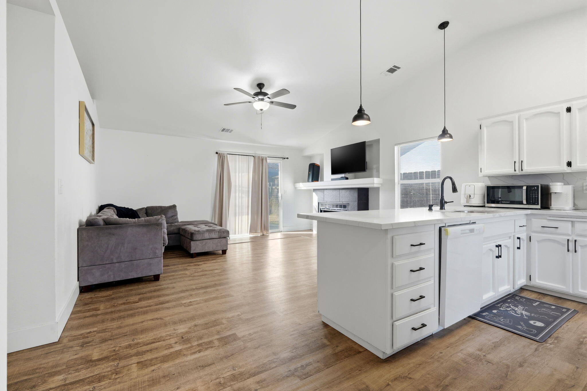 1967 N Ventura Ave, Farmersville, CA 93223