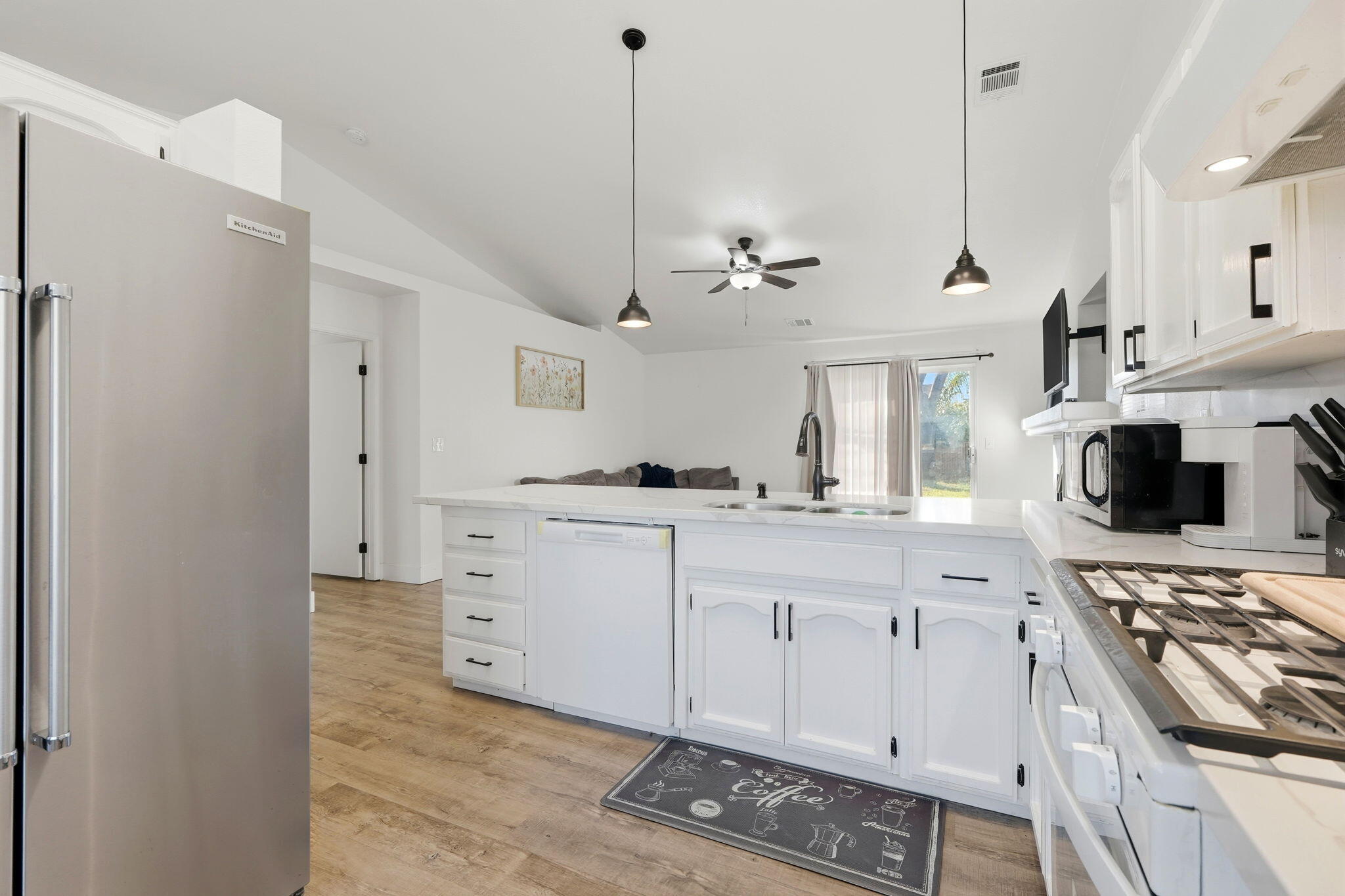 1967 N Ventura Ave, Farmersville, CA 93223