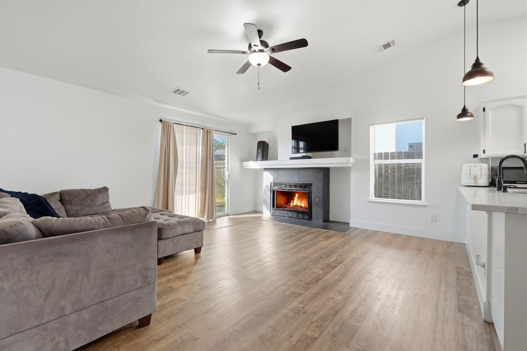 1967 N Ventura Ave, Farmersville, CA 93223