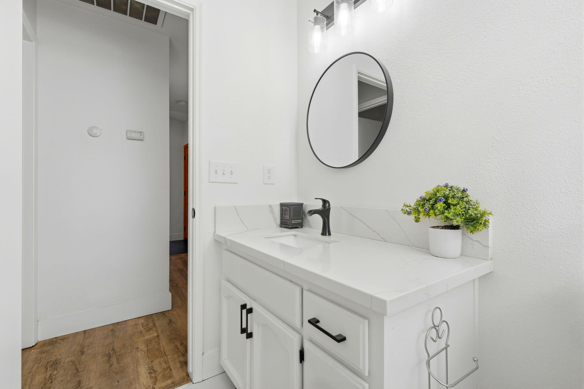 1967 N Ventura Ave, Farmersville, CA 93223