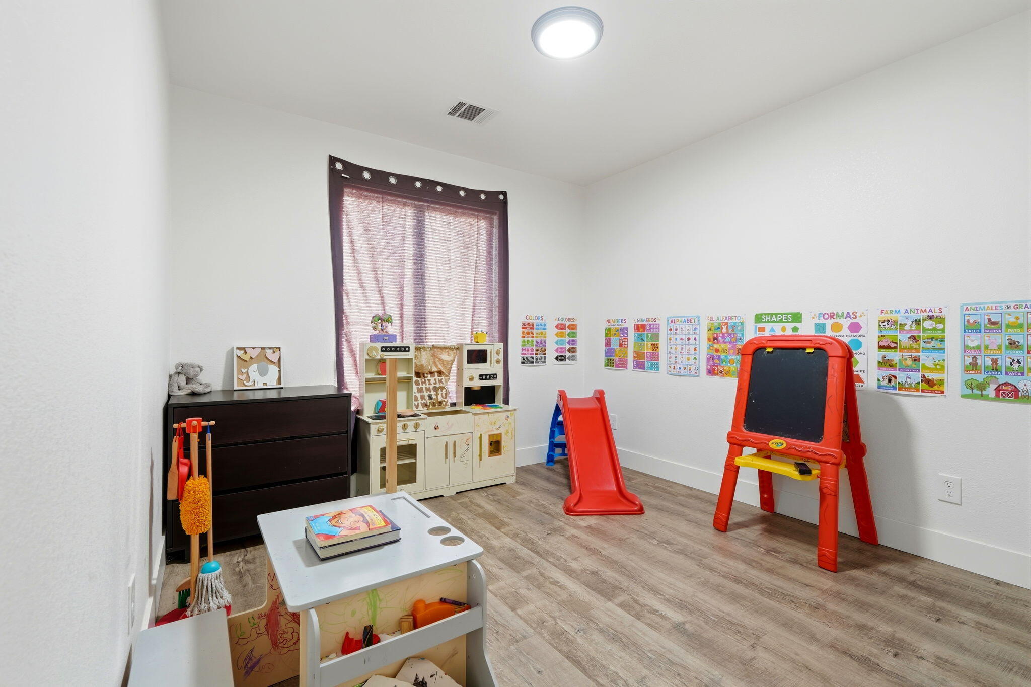 1967 N Ventura Ave, Farmersville, CA 93223