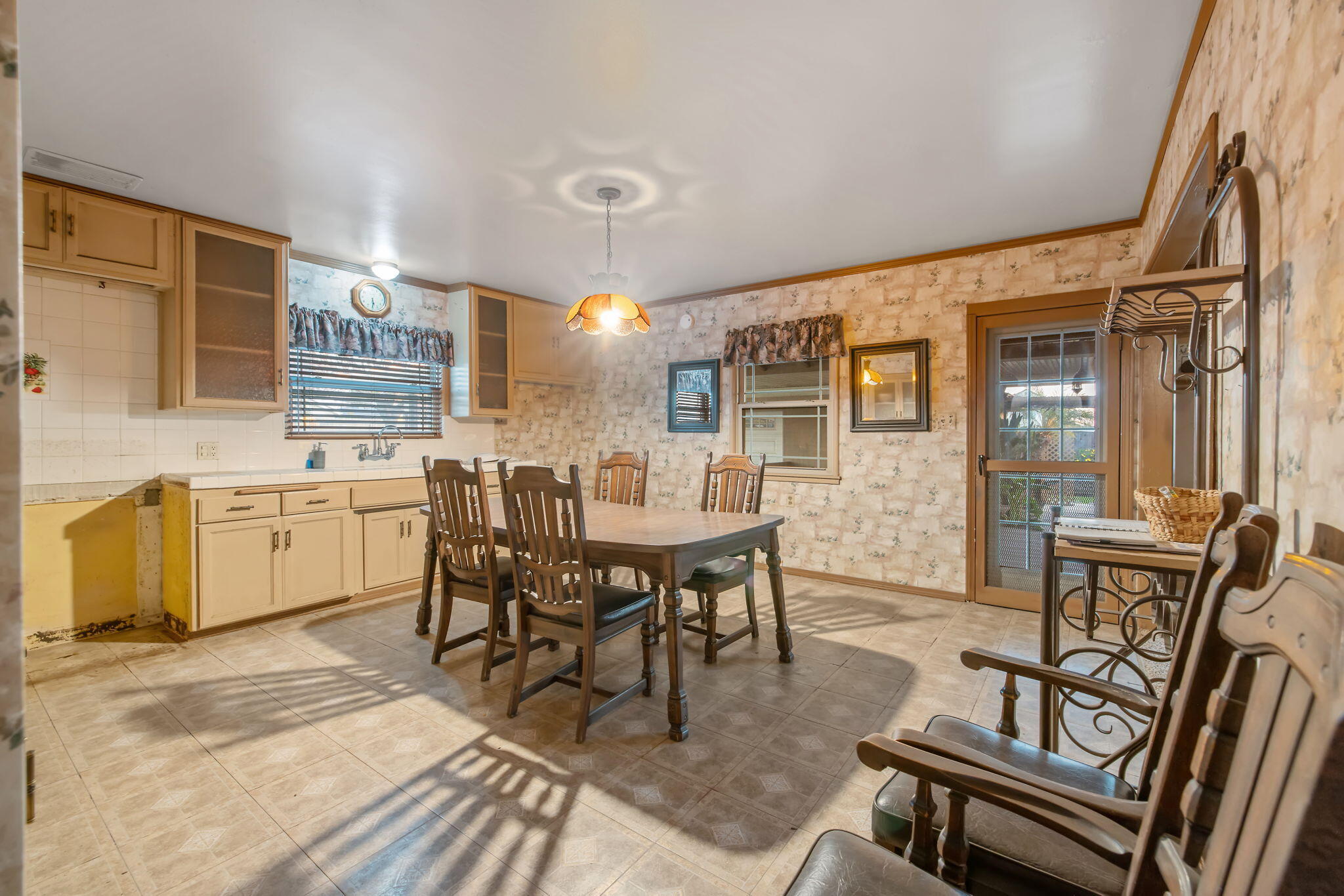 1725 E E Goshen Ave, Visalia, CA 93292