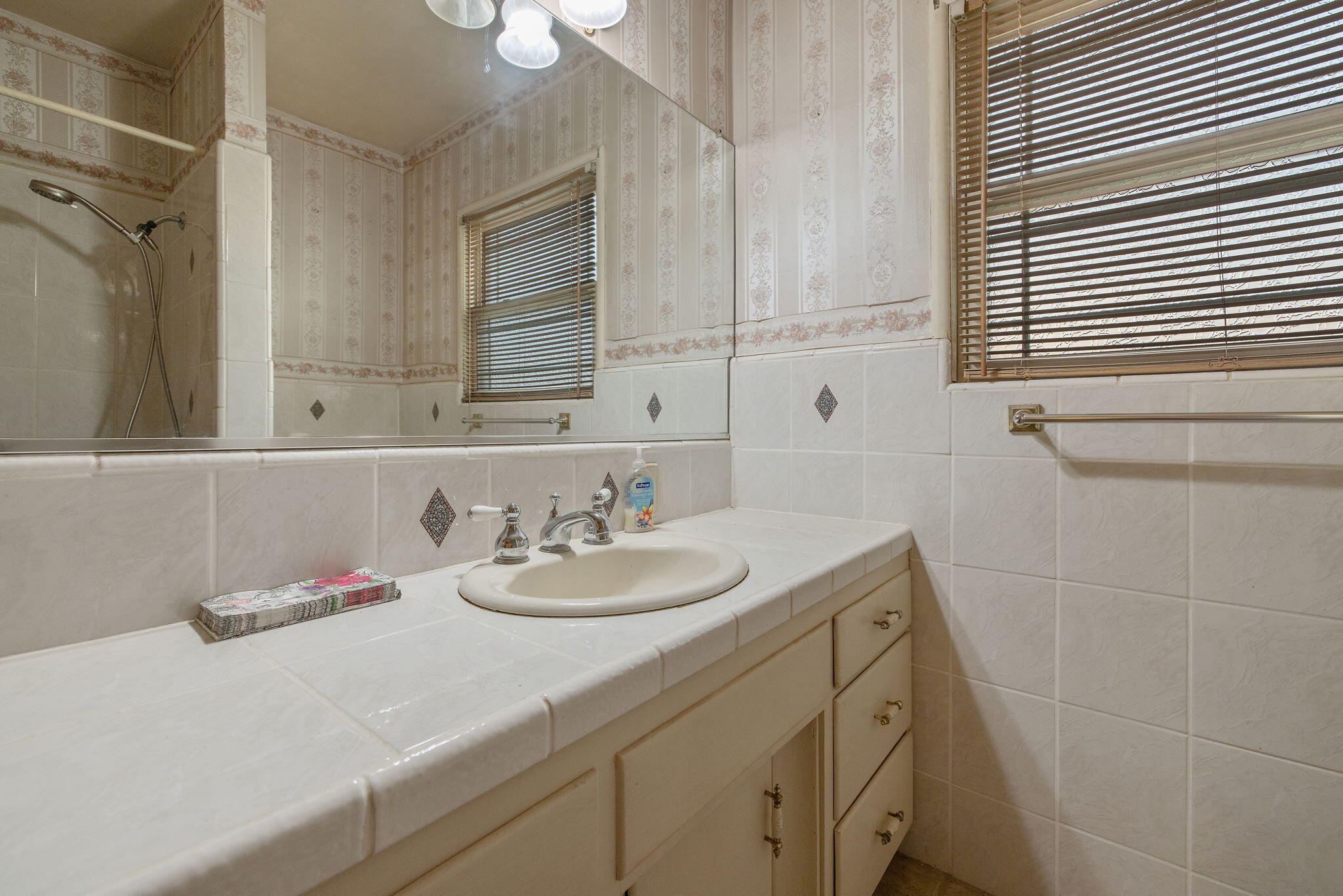 1725 E E Goshen Ave, Visalia, CA 93292