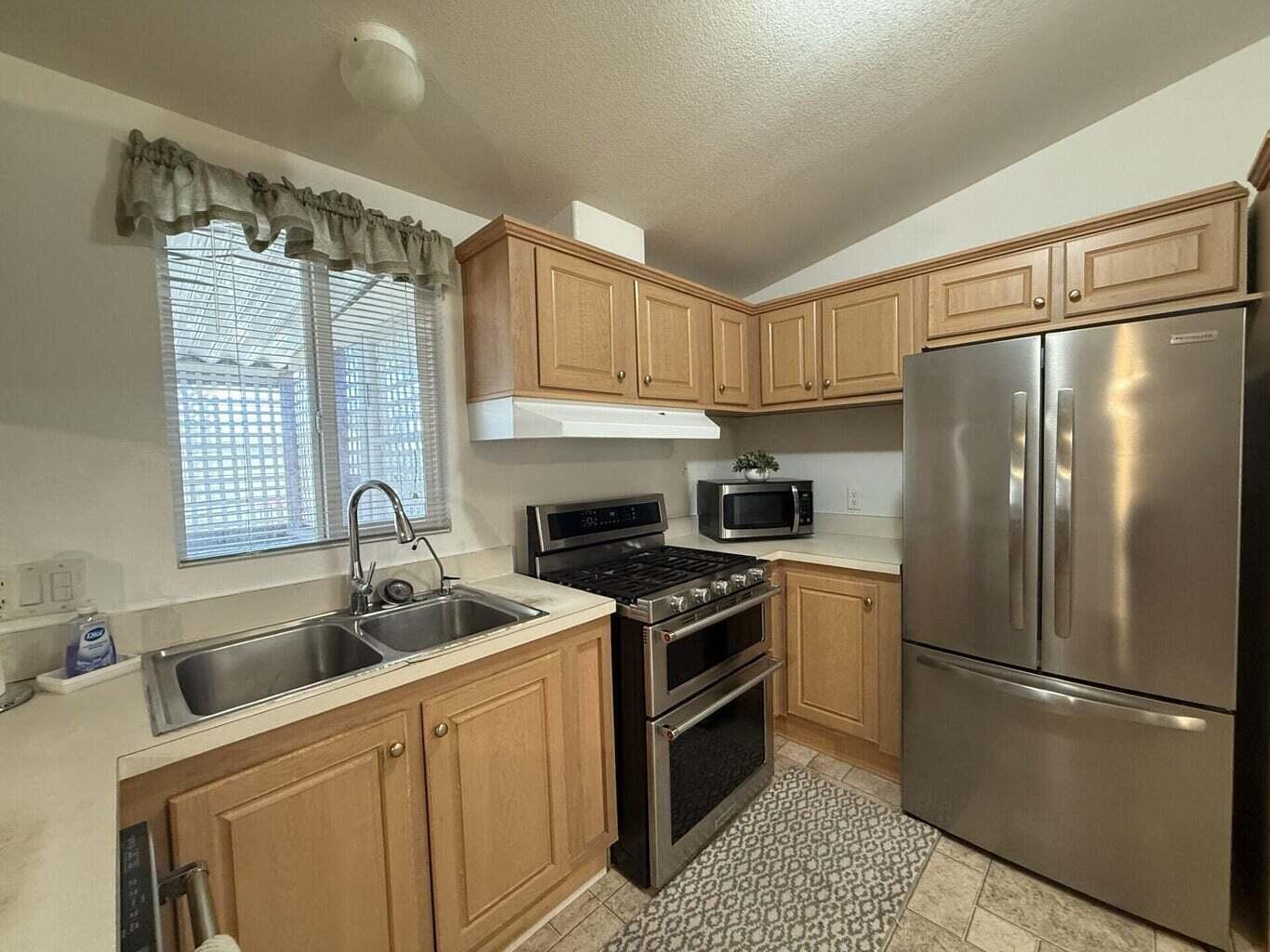 820 S S Chinowth St, Visalia, CA 93277