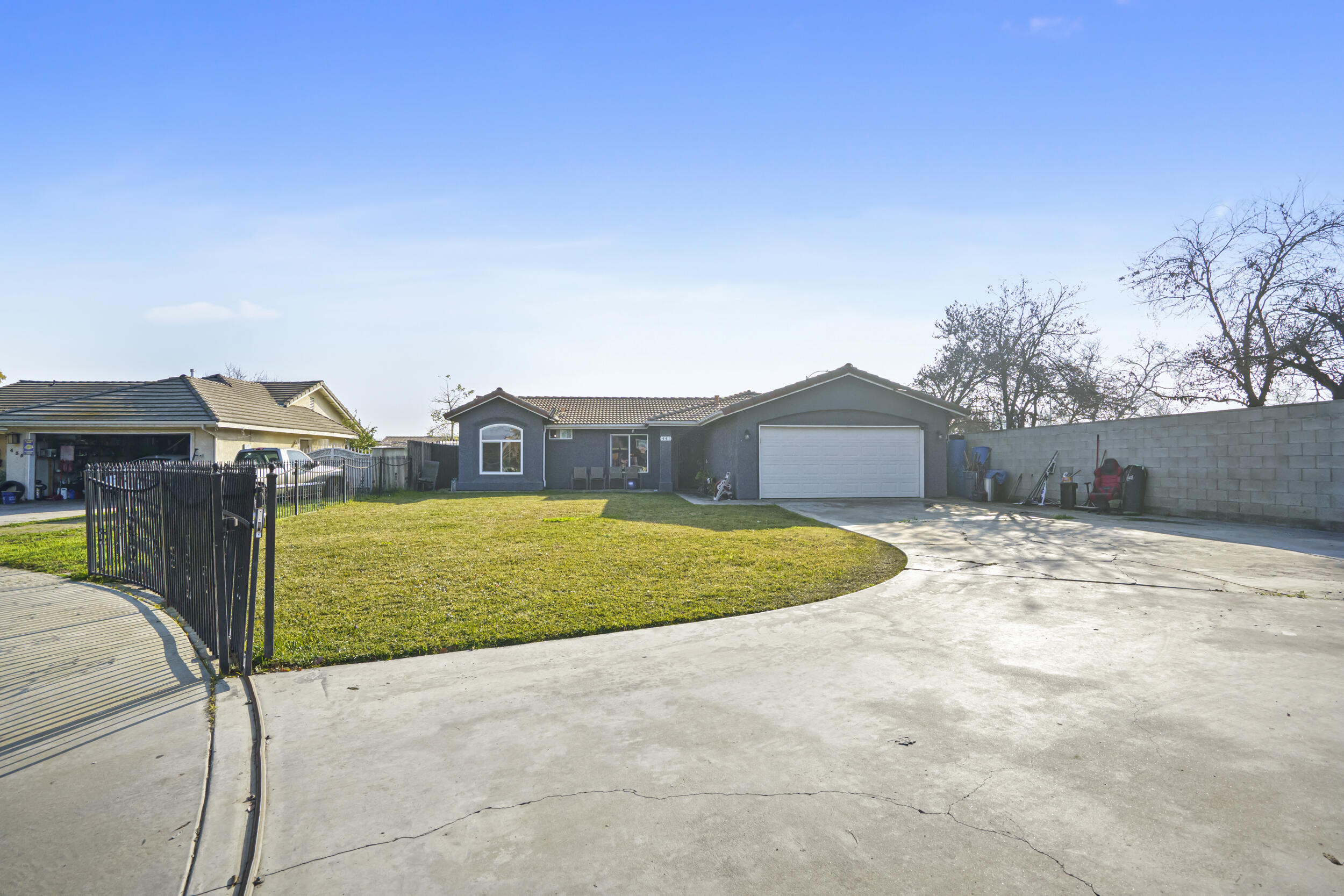 441 W Glenhaven Ct, Visalia, CA 93291