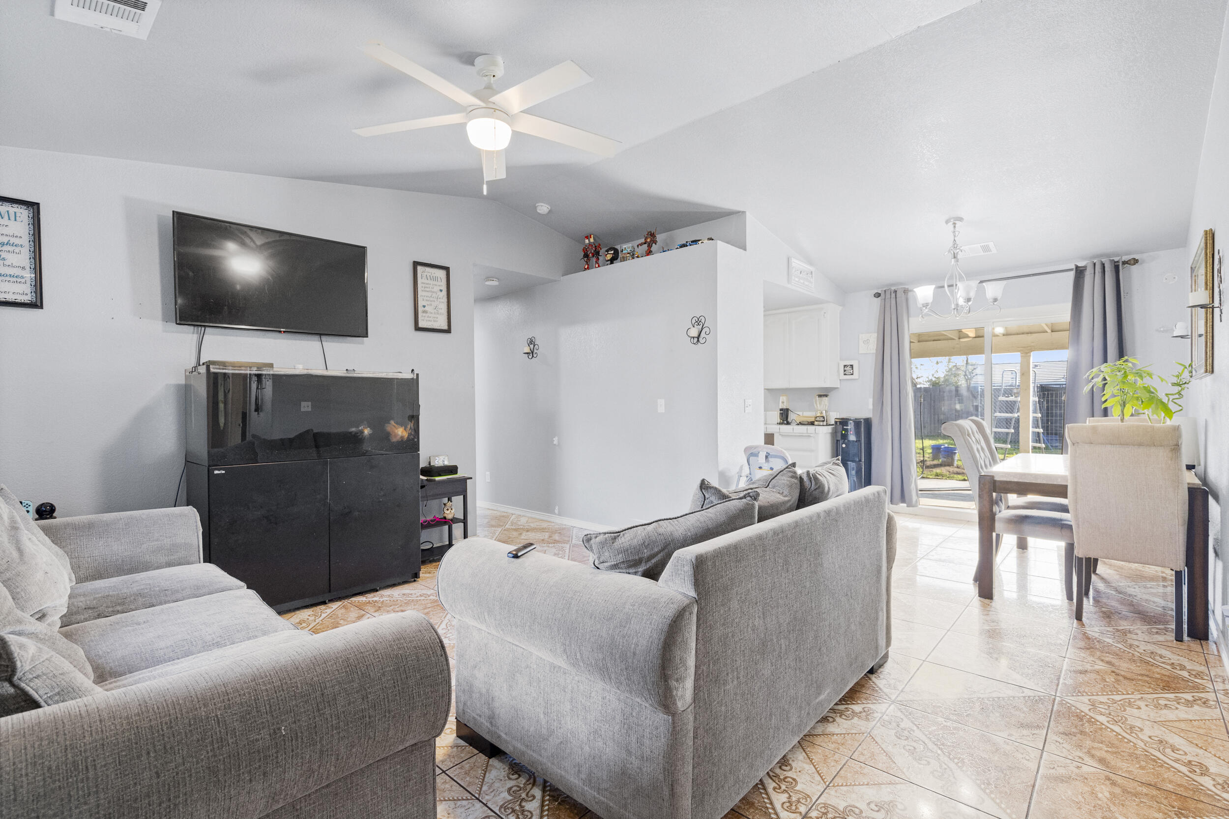 441 W Glenhaven Ct, Visalia, CA 93291