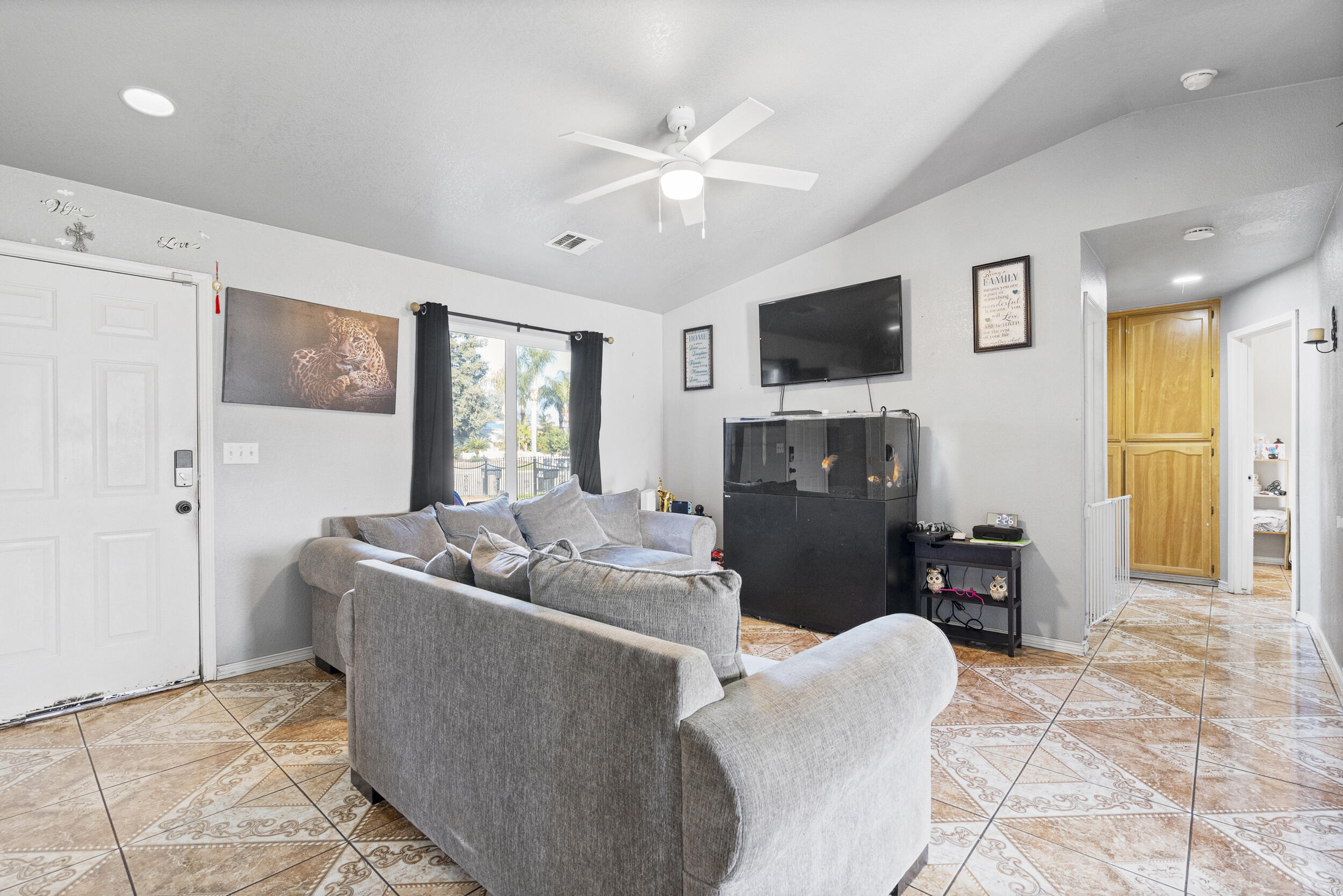 441 W Glenhaven Ct, Visalia, CA 93291