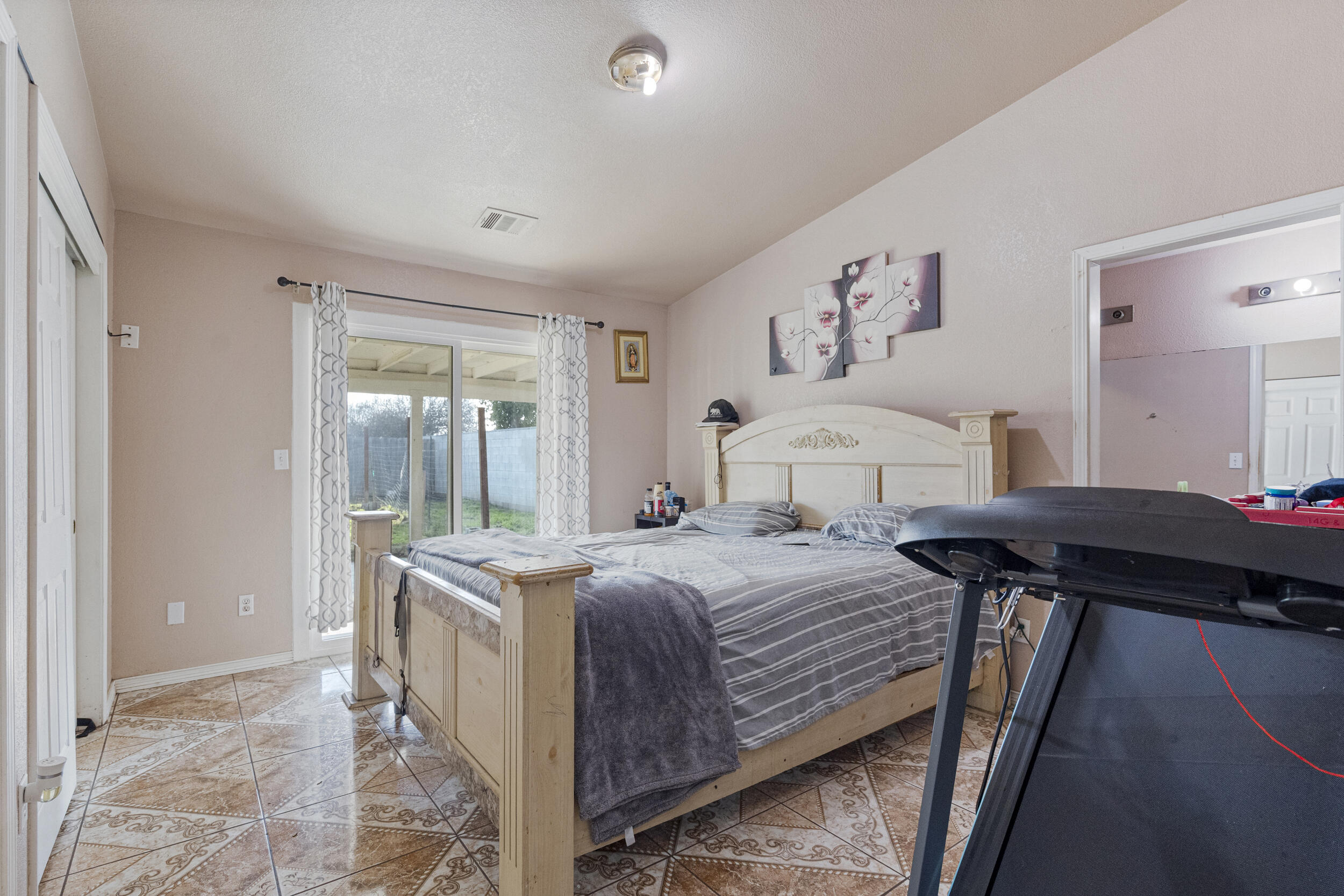 441 W Glenhaven Ct, Visalia, CA 93291