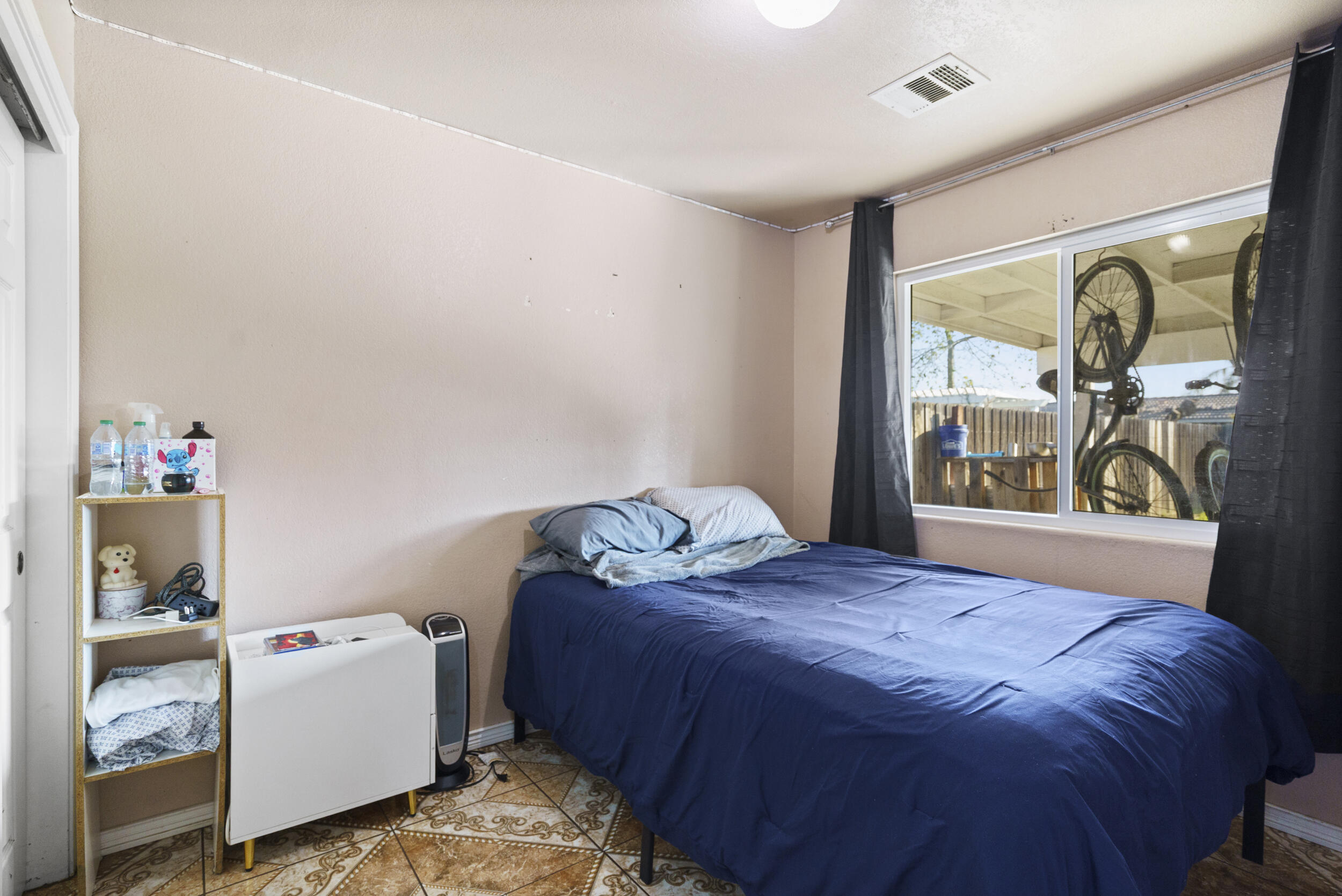 441 W Glenhaven Ct, Visalia, CA 93291