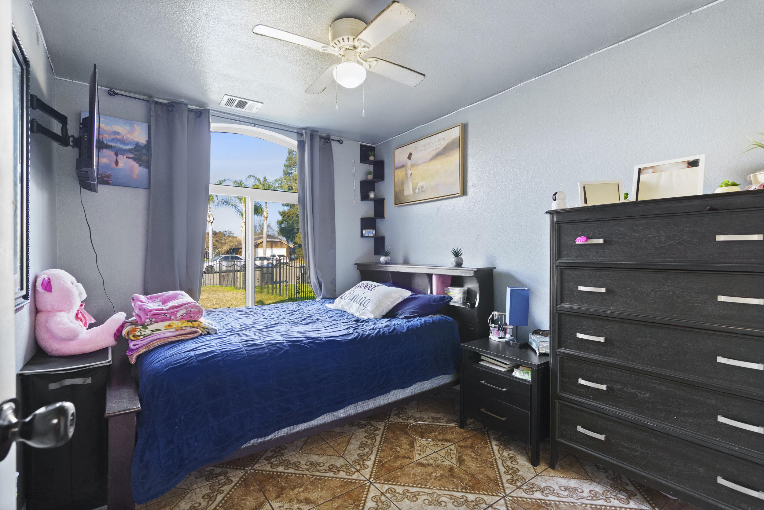 441 W Glenhaven Ct, Visalia, CA 93291