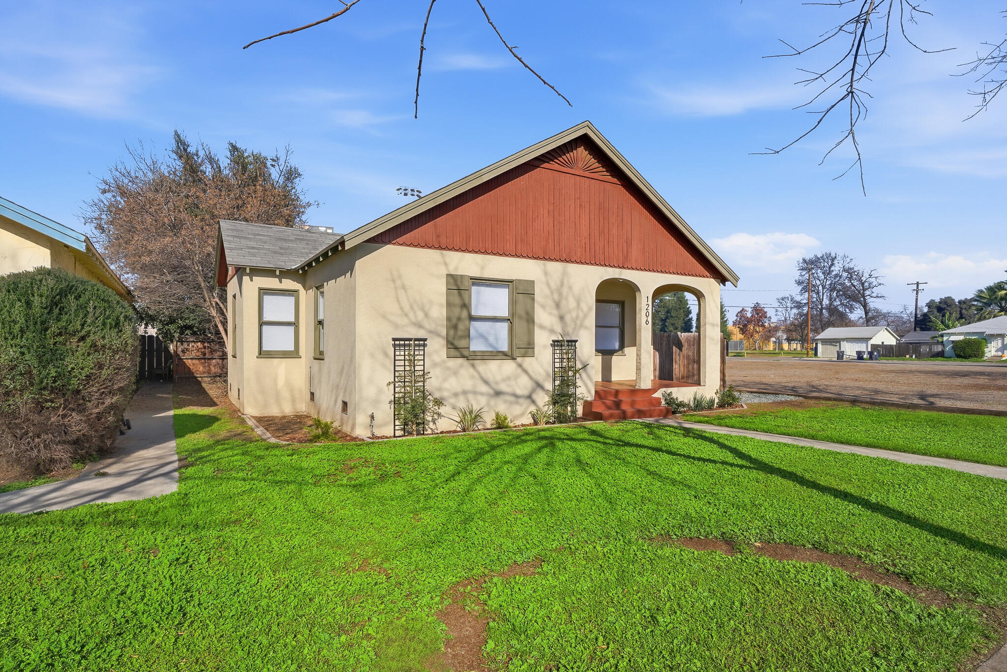 1206 W Center Ave, Visalia, CA 93291