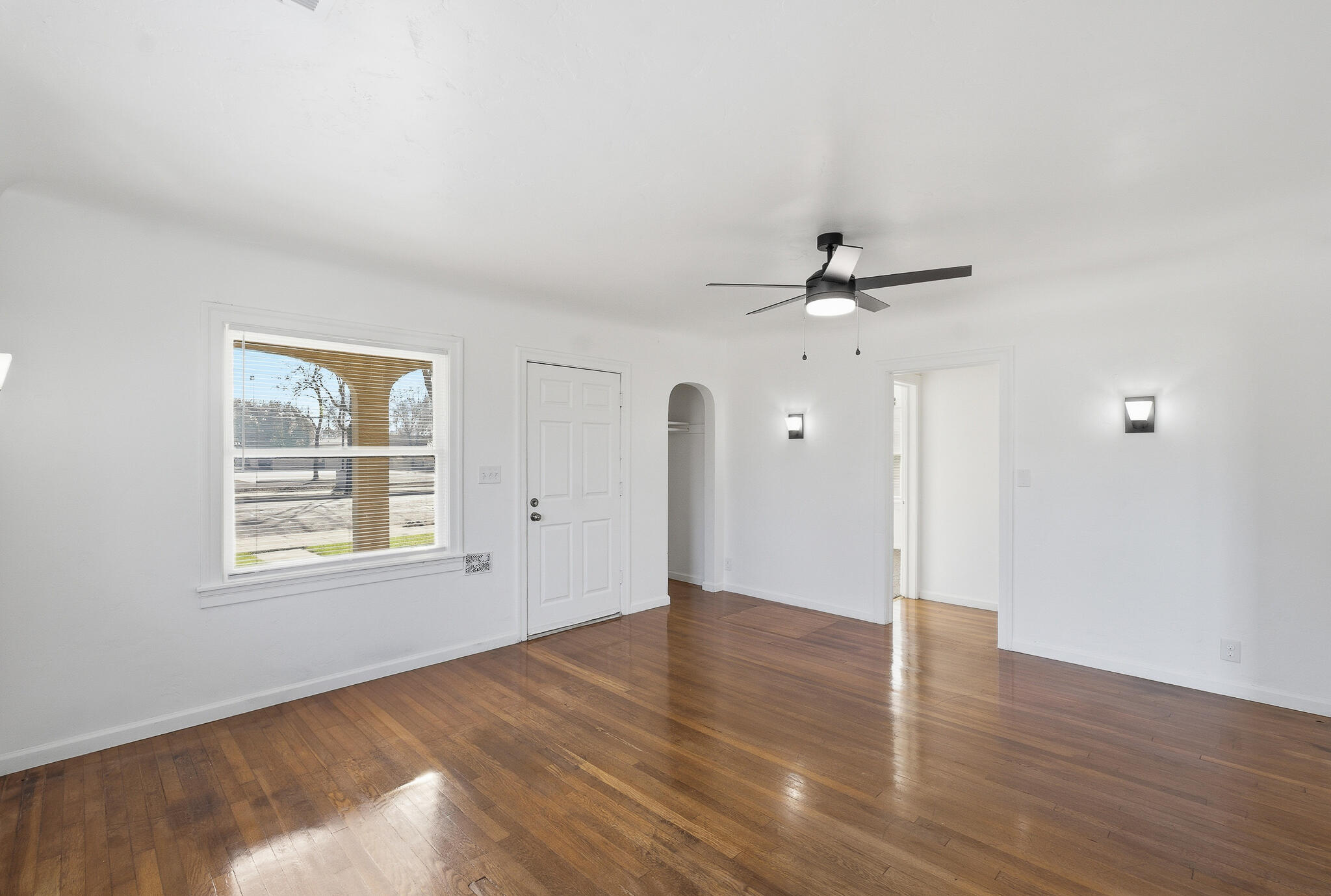 1206 W Center Ave, Visalia, CA 93291