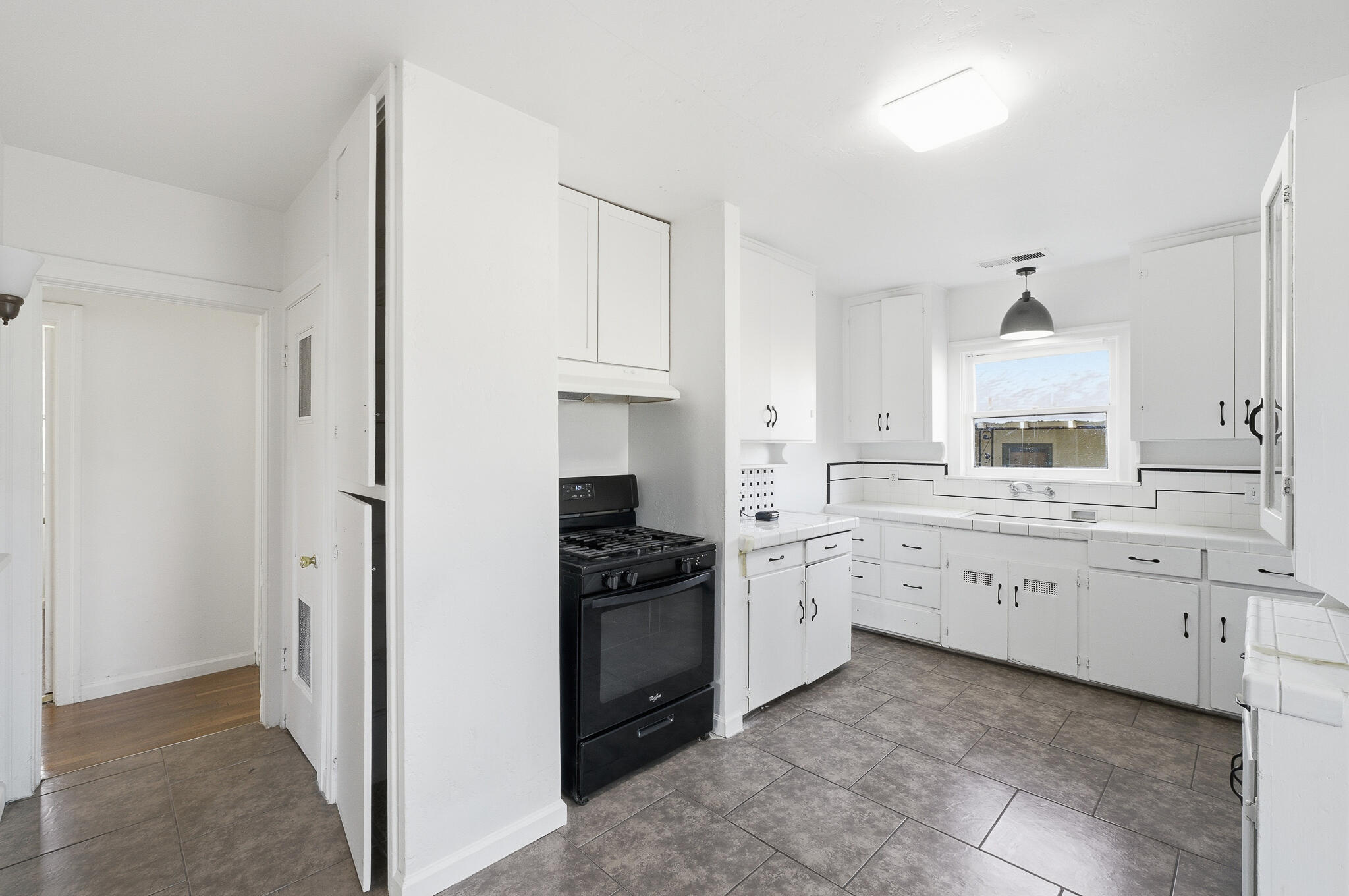 1206 W Center Ave, Visalia, CA 93291