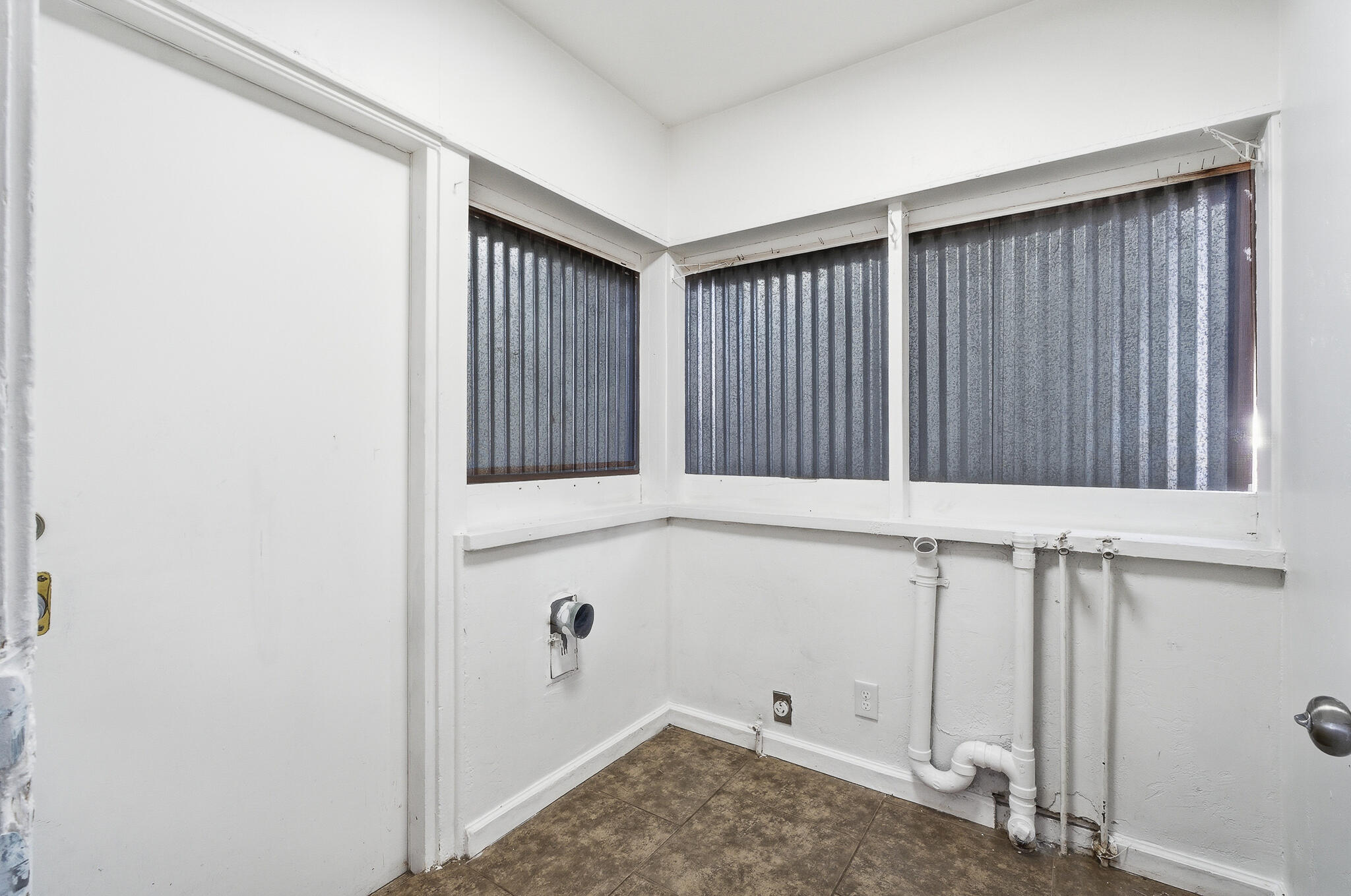 1206 W Center Ave, Visalia, CA 93291