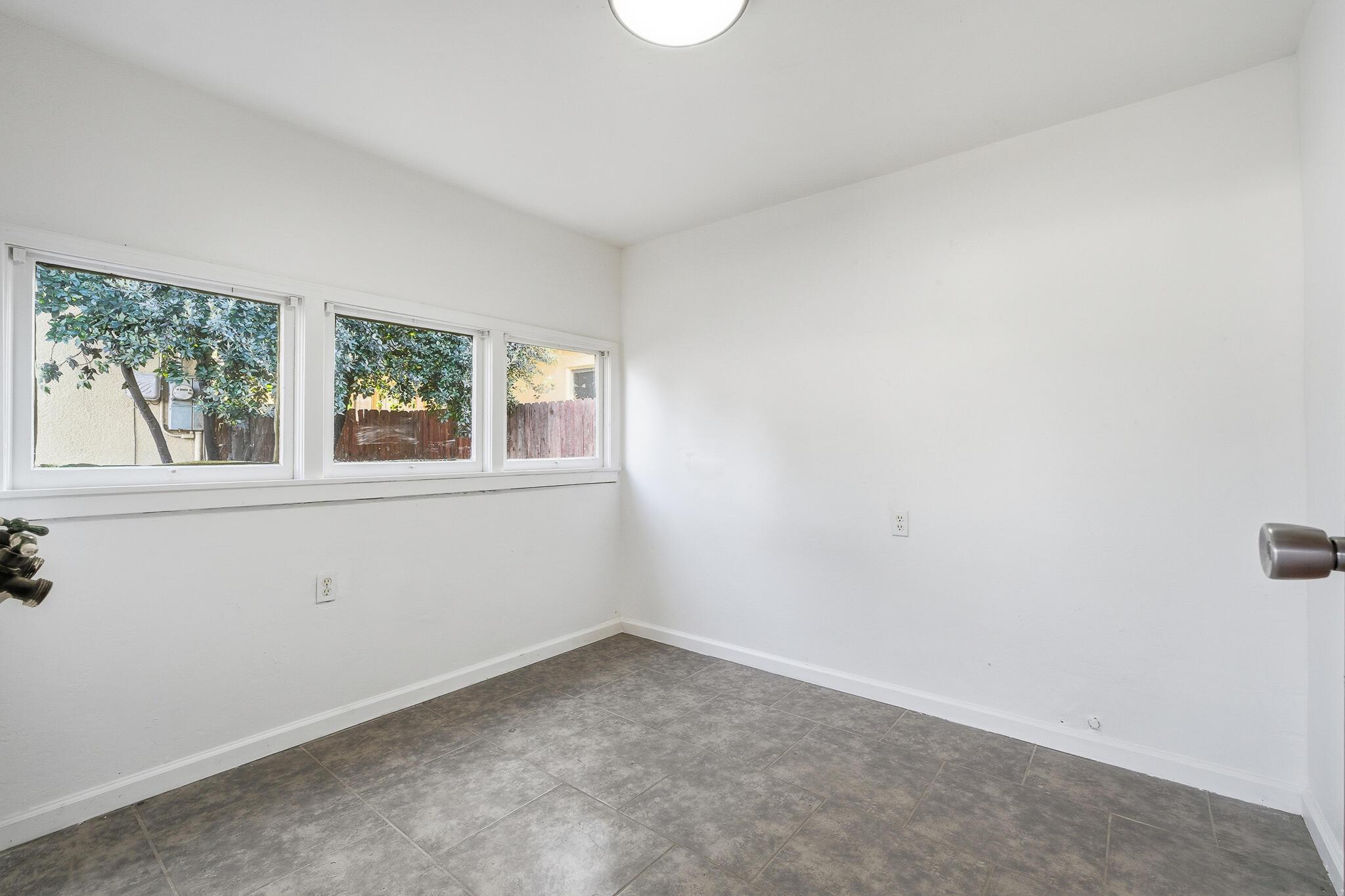 1206 W Center Ave, Visalia, CA 93291